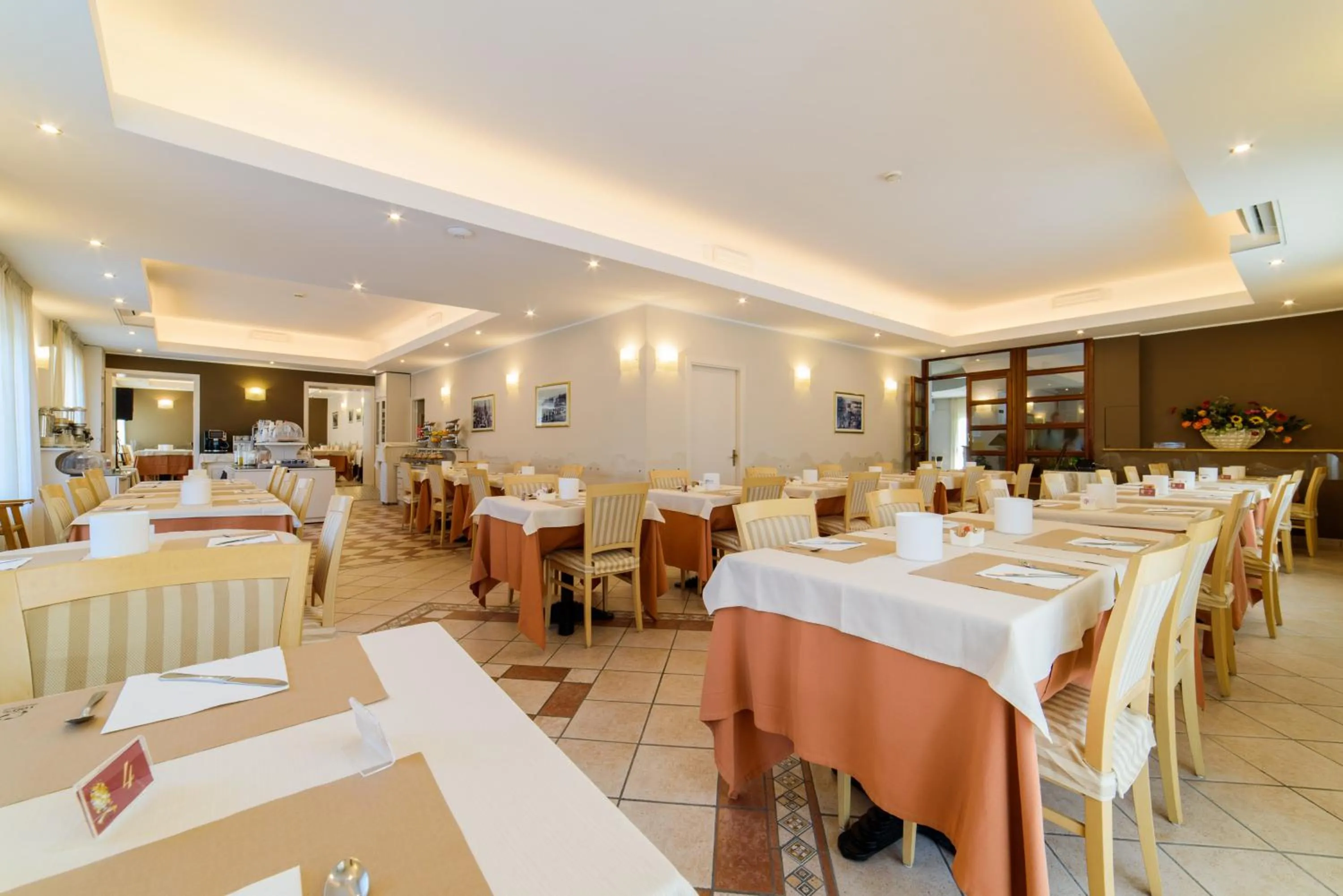 Restaurant/places to eat in Hotel Tirreno