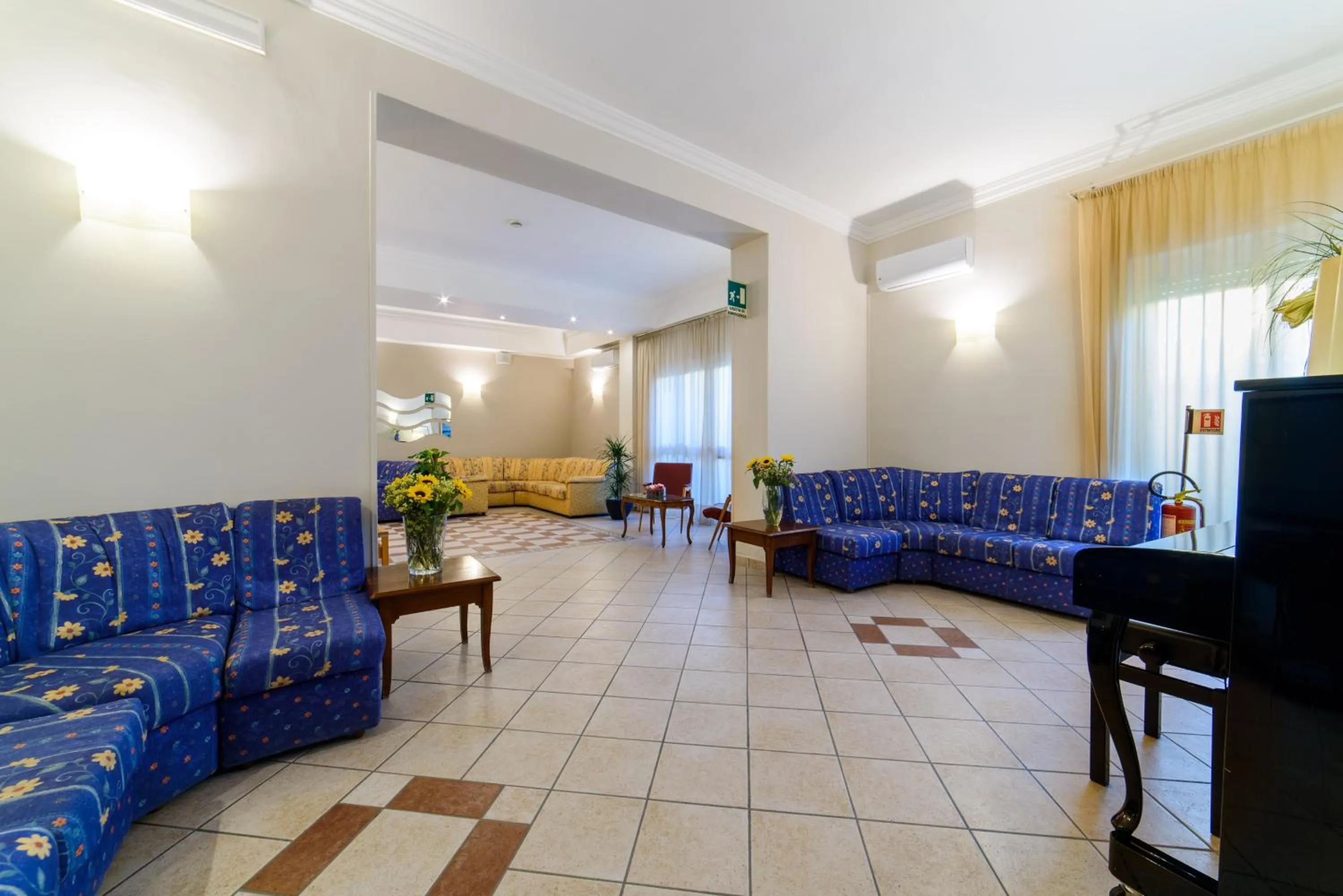 Communal lounge/ TV room in Hotel Tirreno