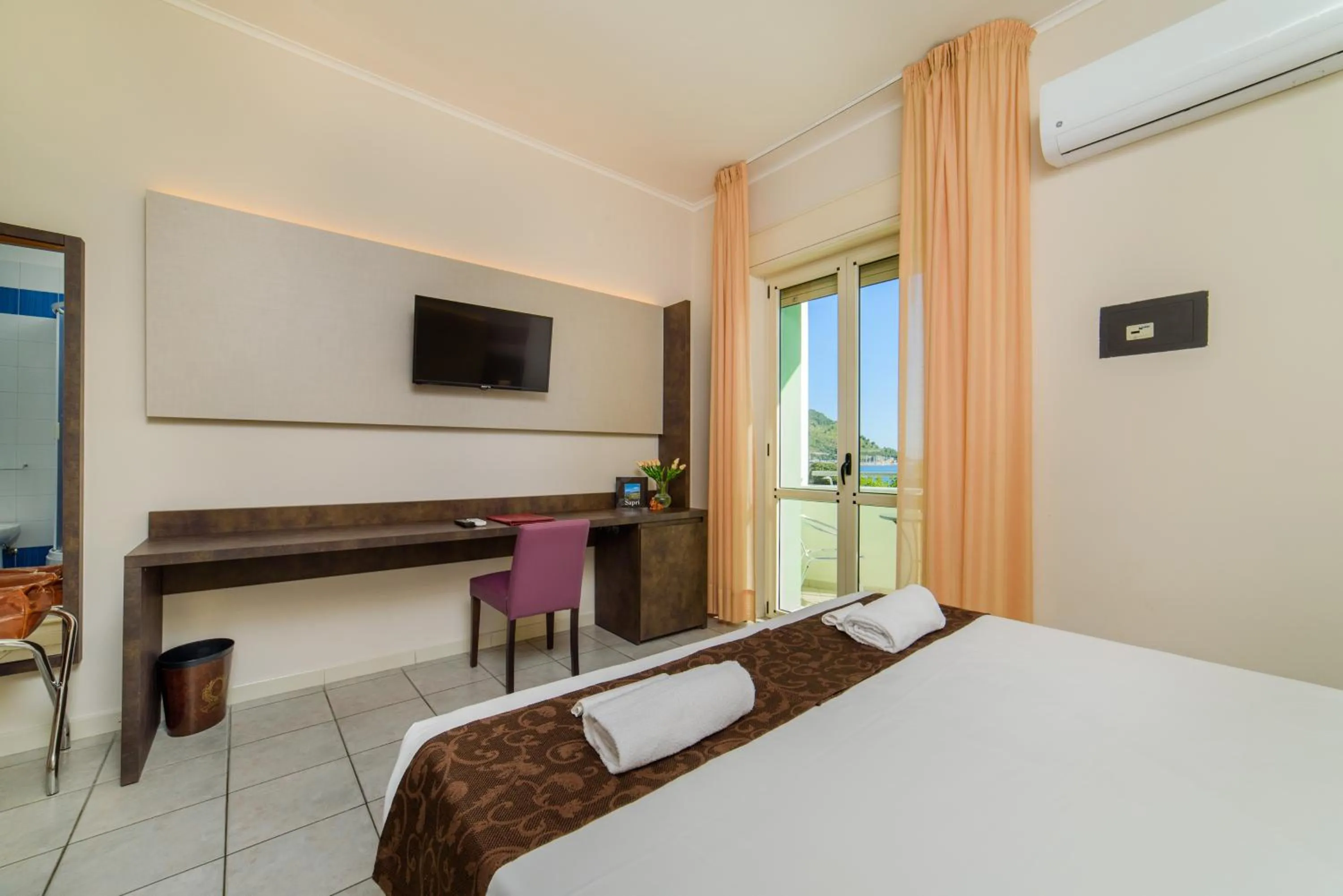 Bed in Hotel Tirreno