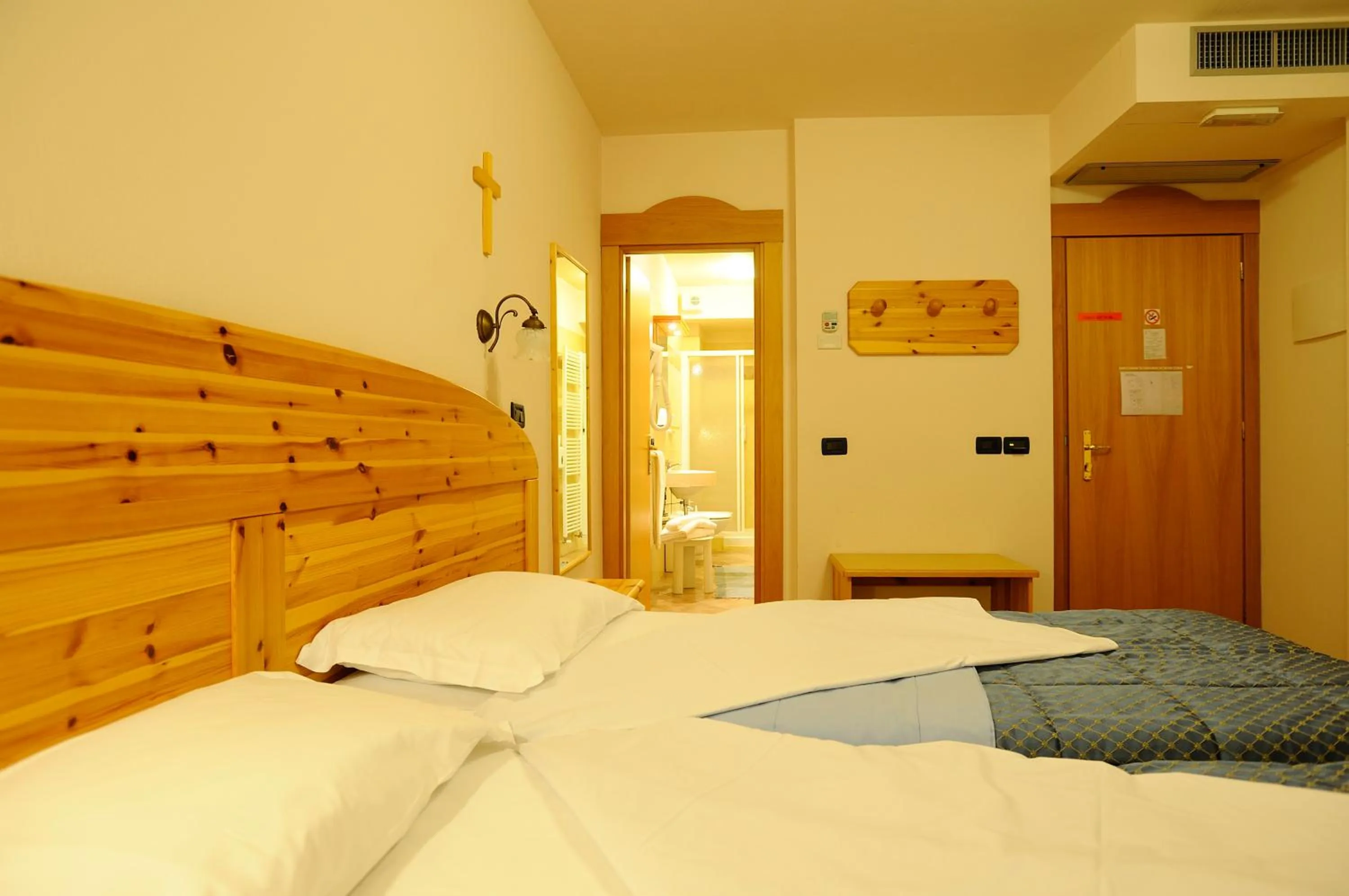 Bathroom, Bed in Hotel Vittoria
