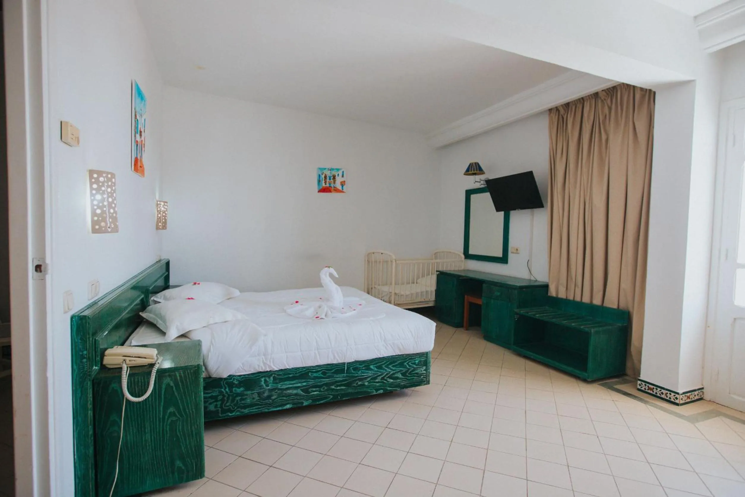 cot, Bed in Hotel Soussana