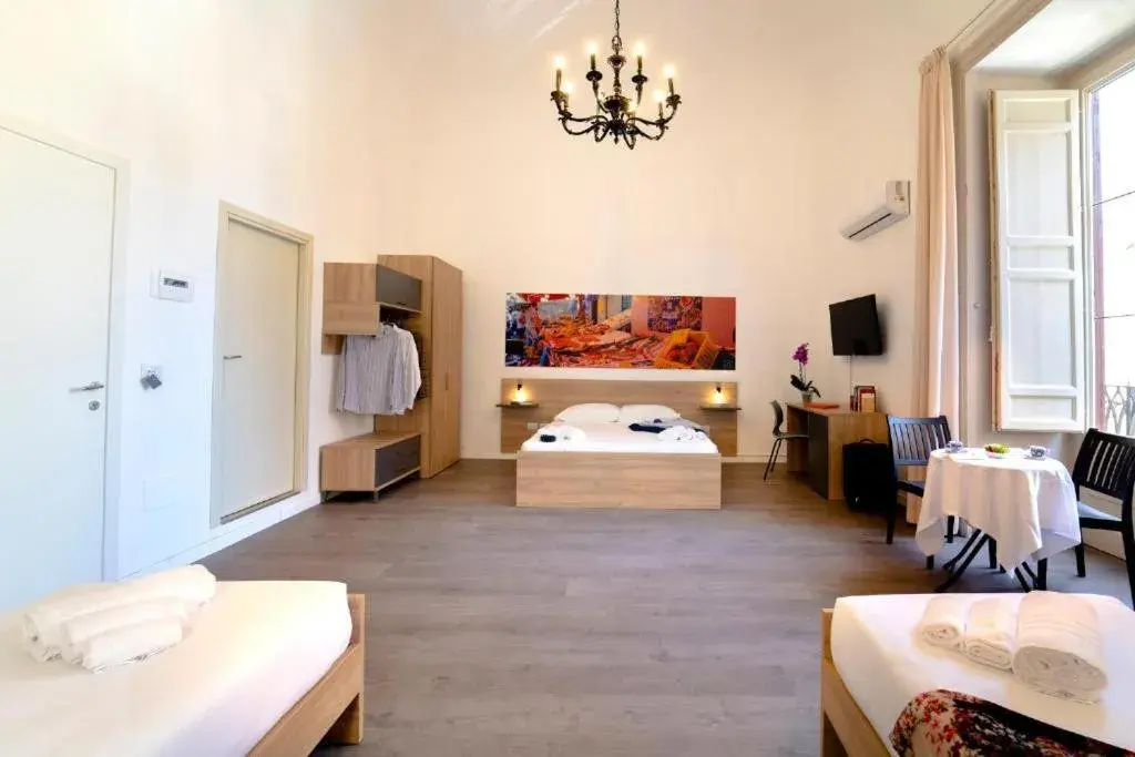 King Room with Balcony in Ballaro' Hotel - Budget Room King Room with Balcony in Ballaro' Hotel - Budget Room