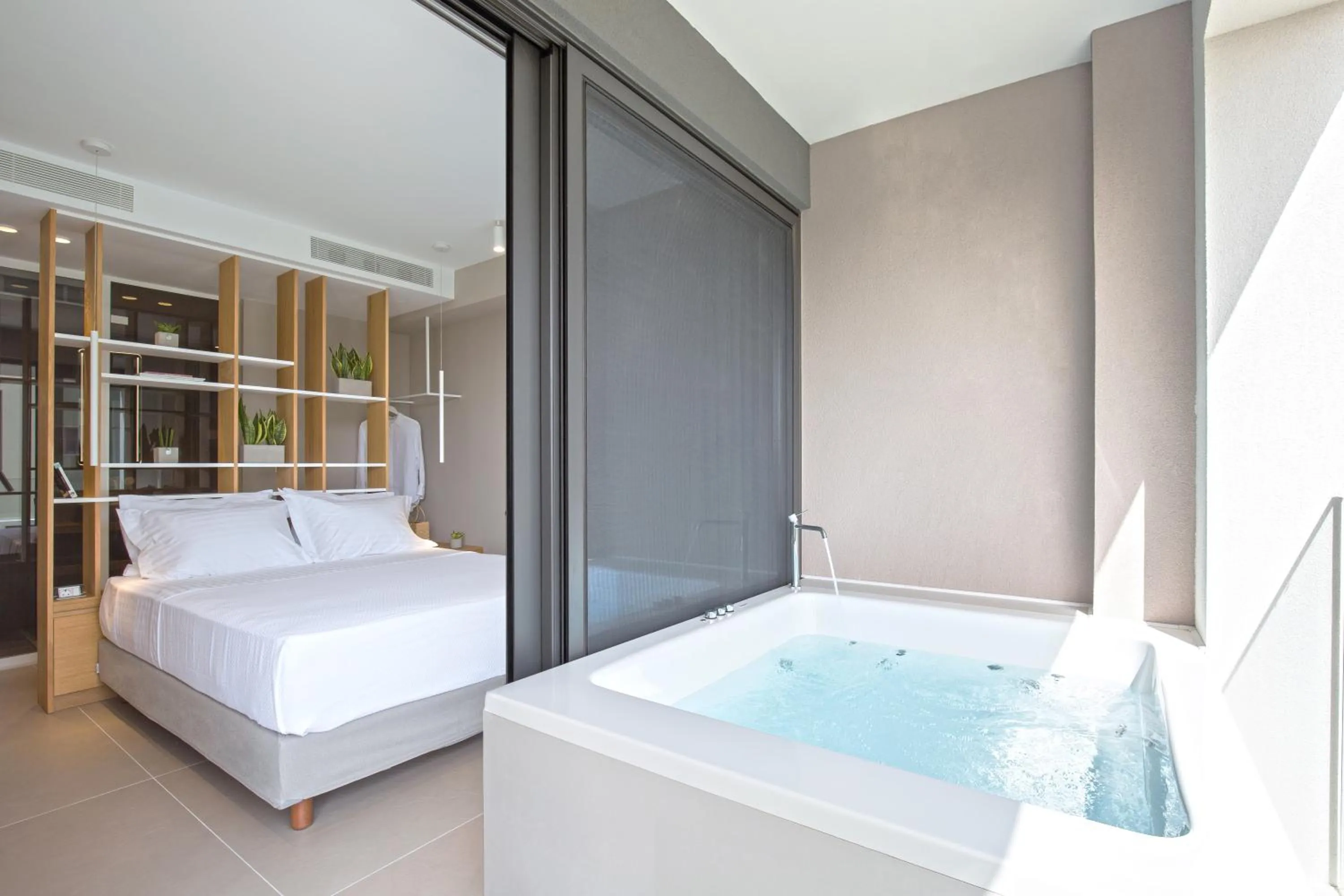 Hot Tub, Bed in Noemie Luxury Suites