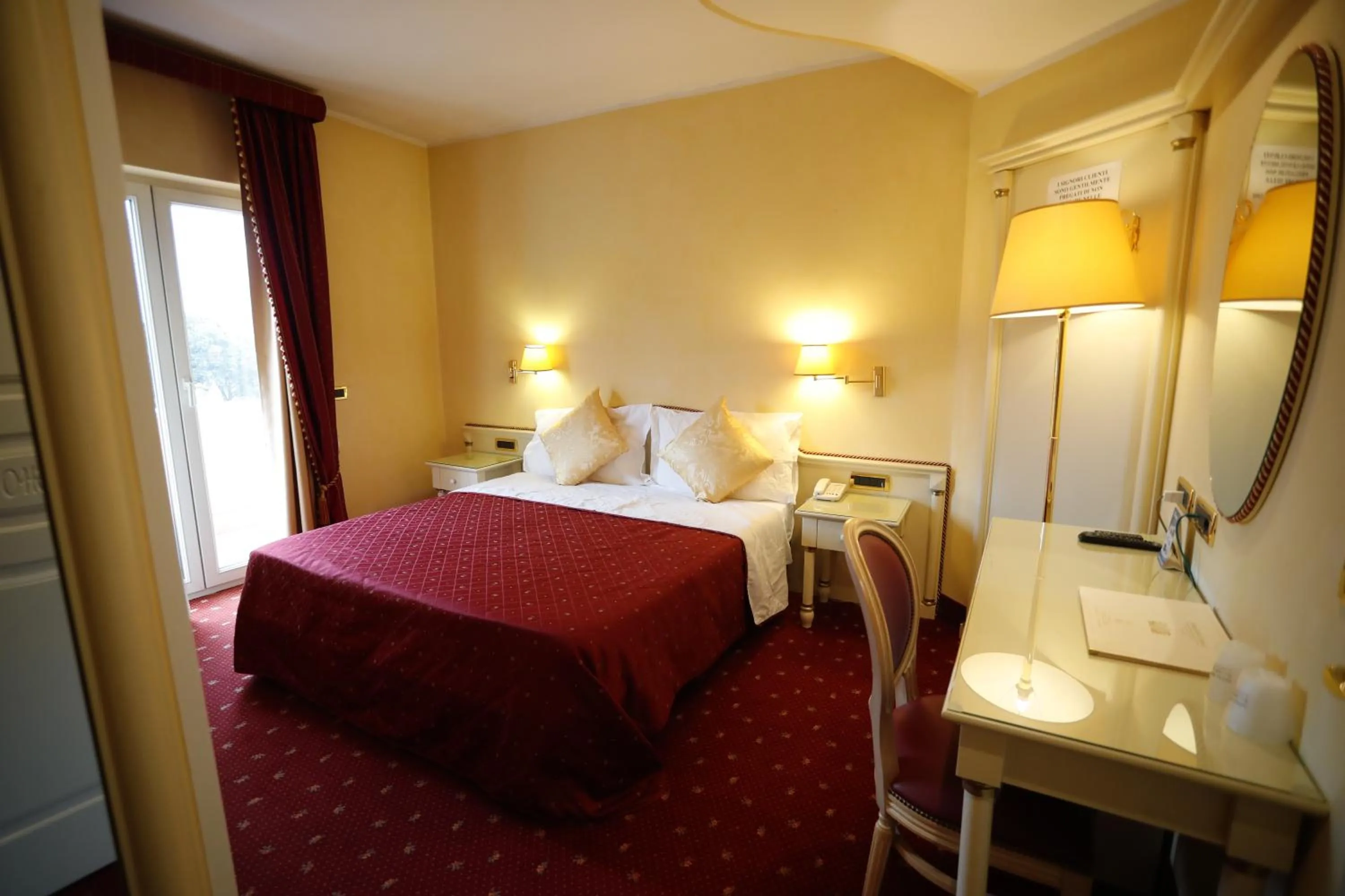 Property building, Bed in Grand Hotel Osman