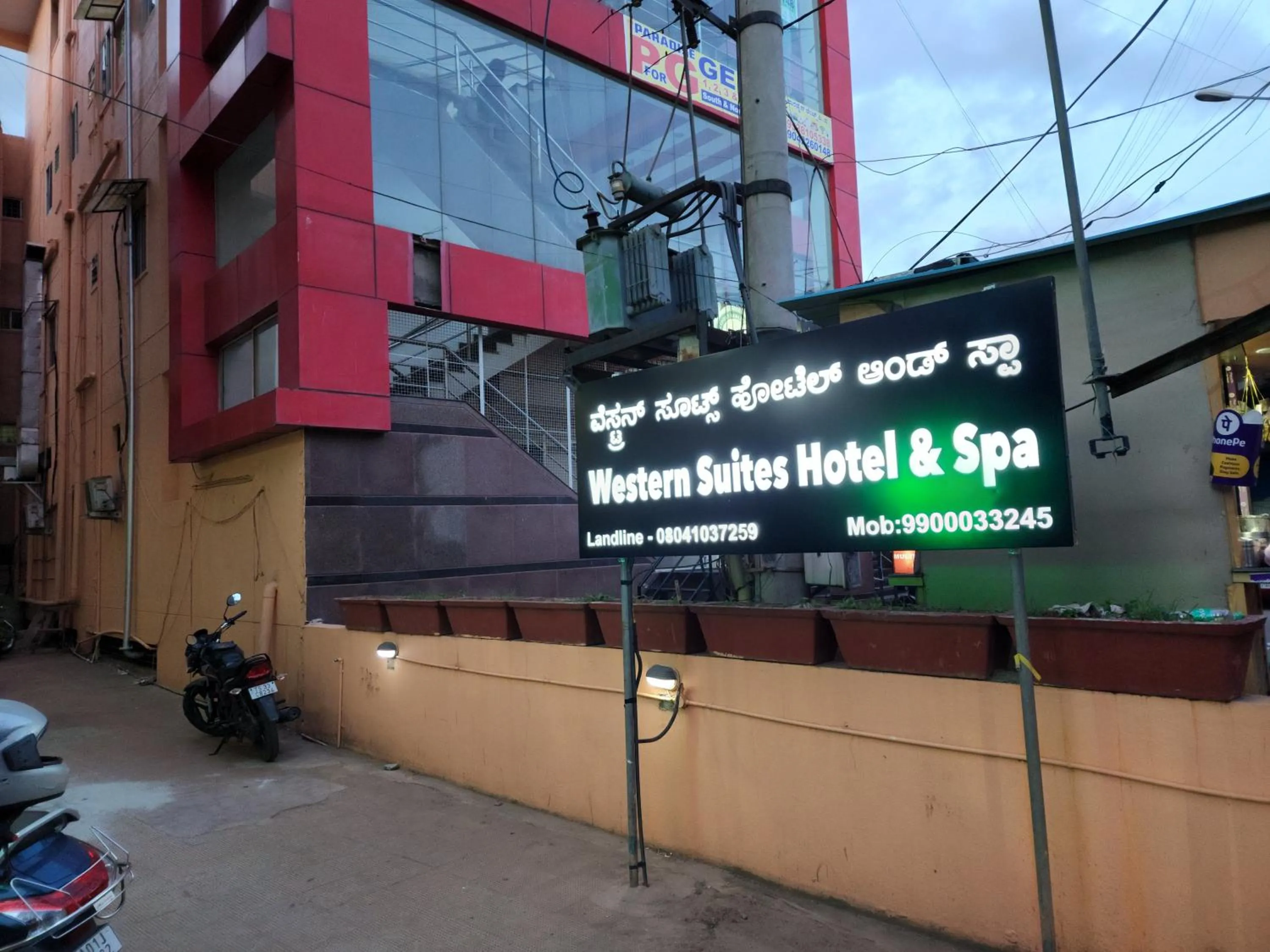 WesternSuites Hotel / Spa