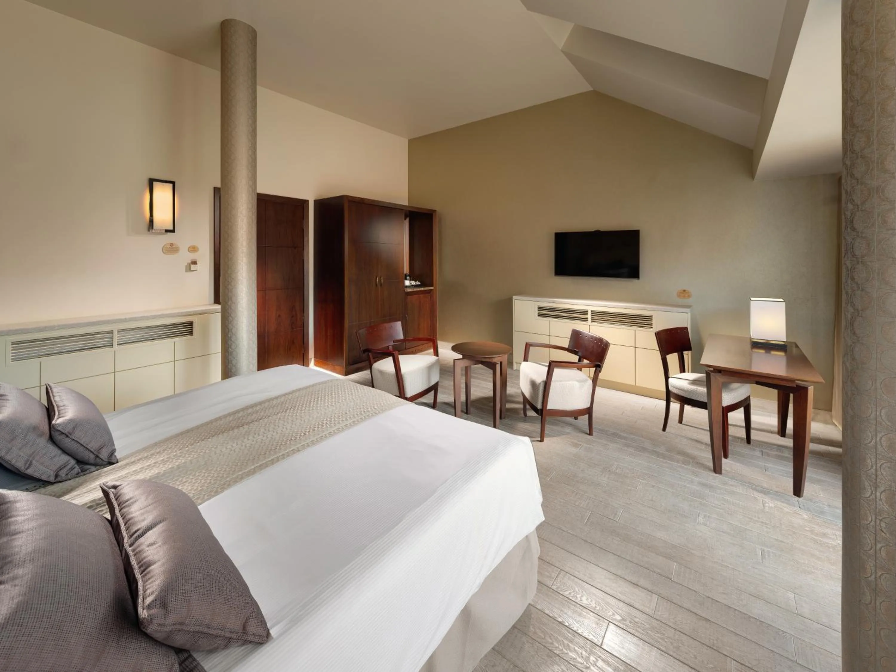 Bed in Mamaison Le Regina Boutique Hotel