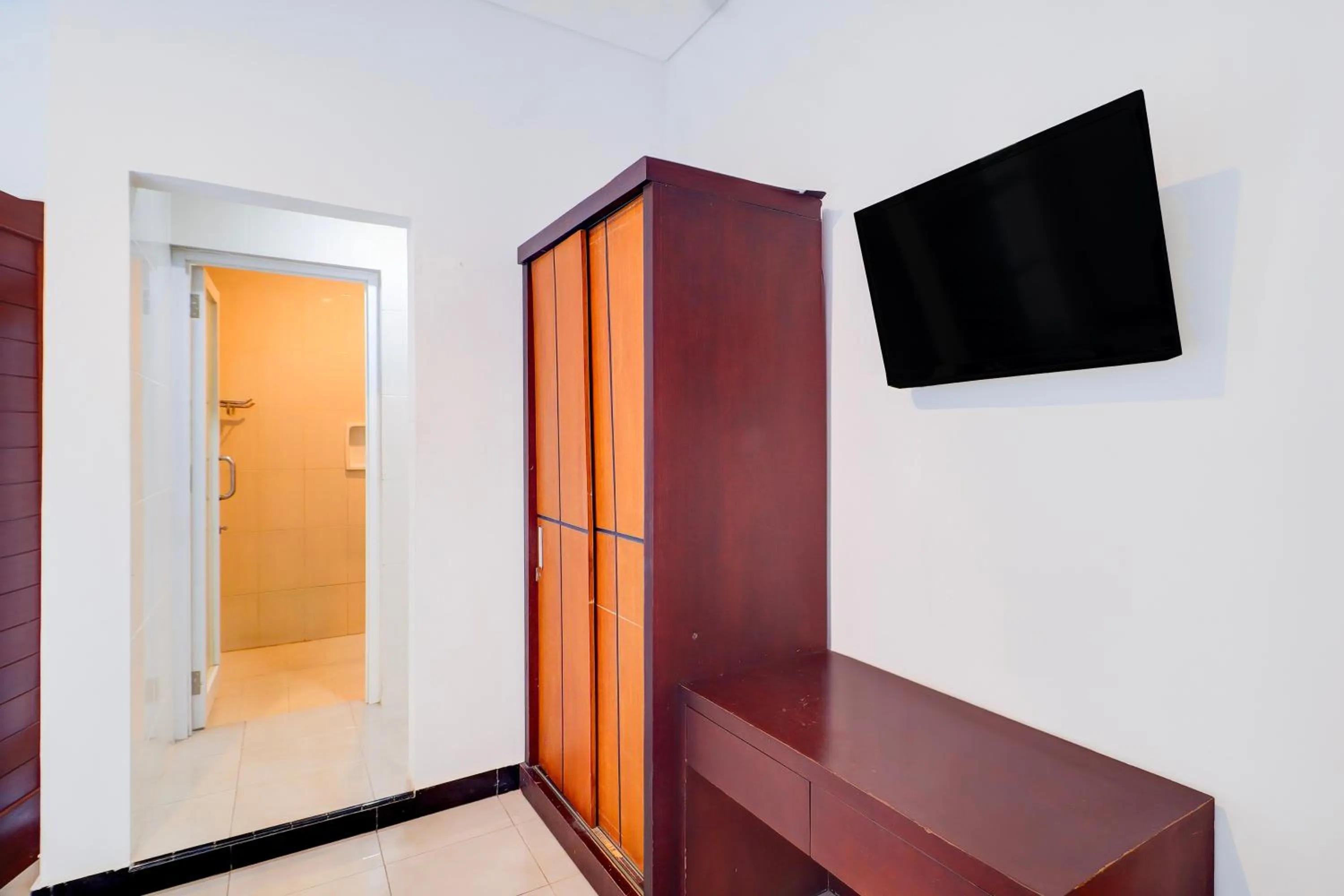 wardrobe in Collection O Bali near Keonganan Beach formerly New Asta Graha Homestay