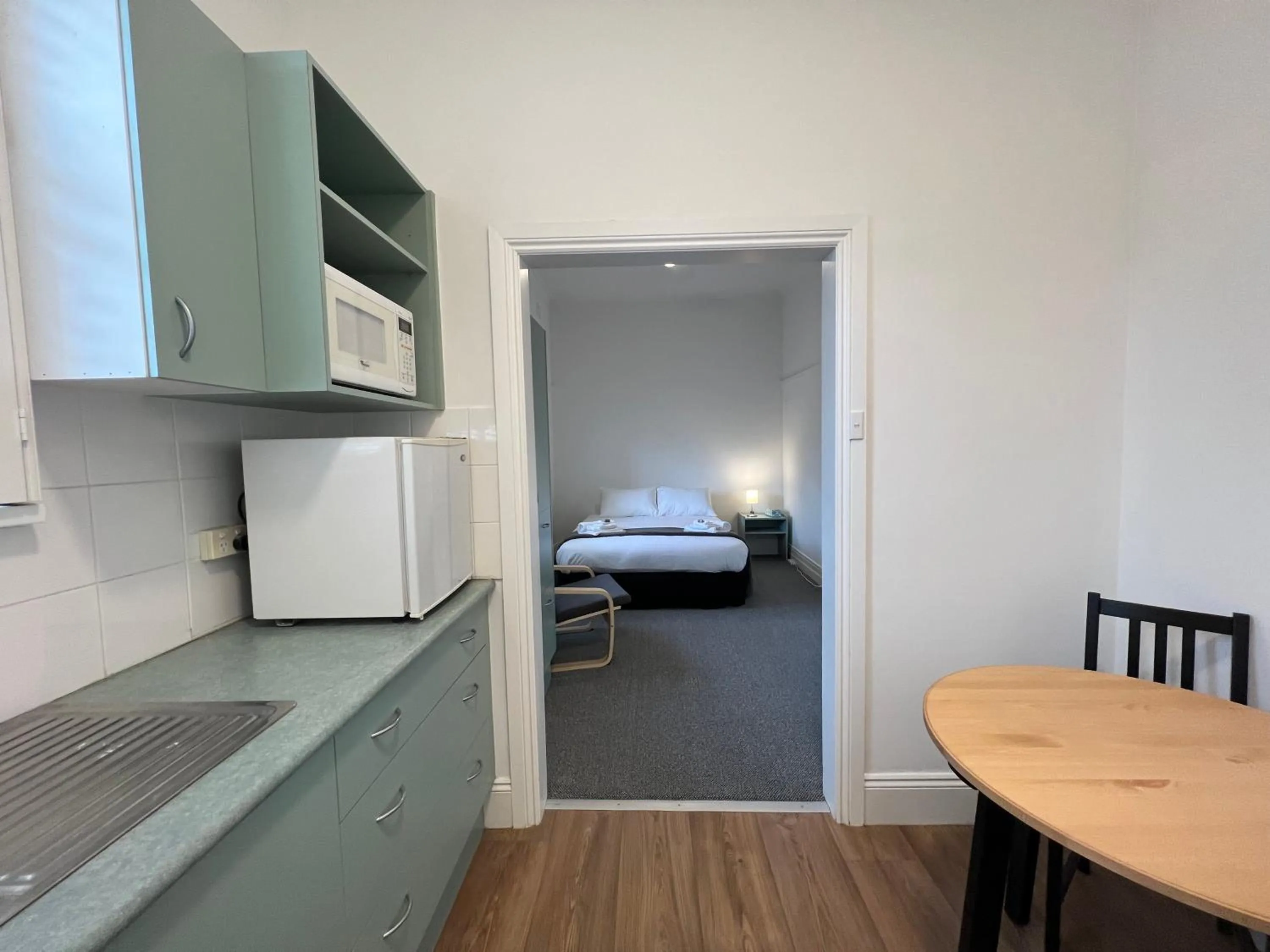 Kitchen or kitchenette, Bed in Hotel Concord