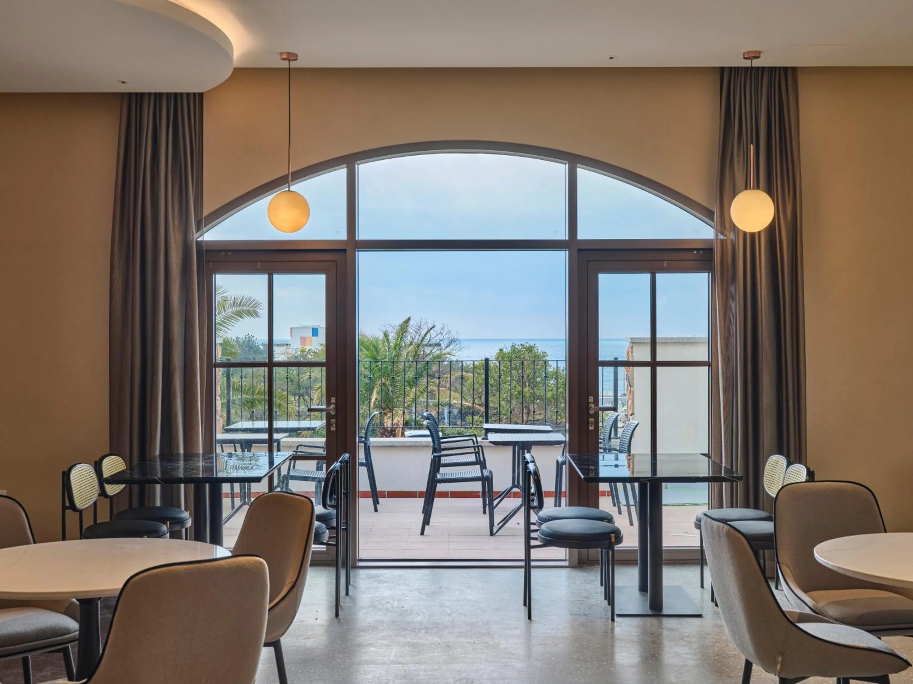 Restaurant/places to eat in Hundert Hills