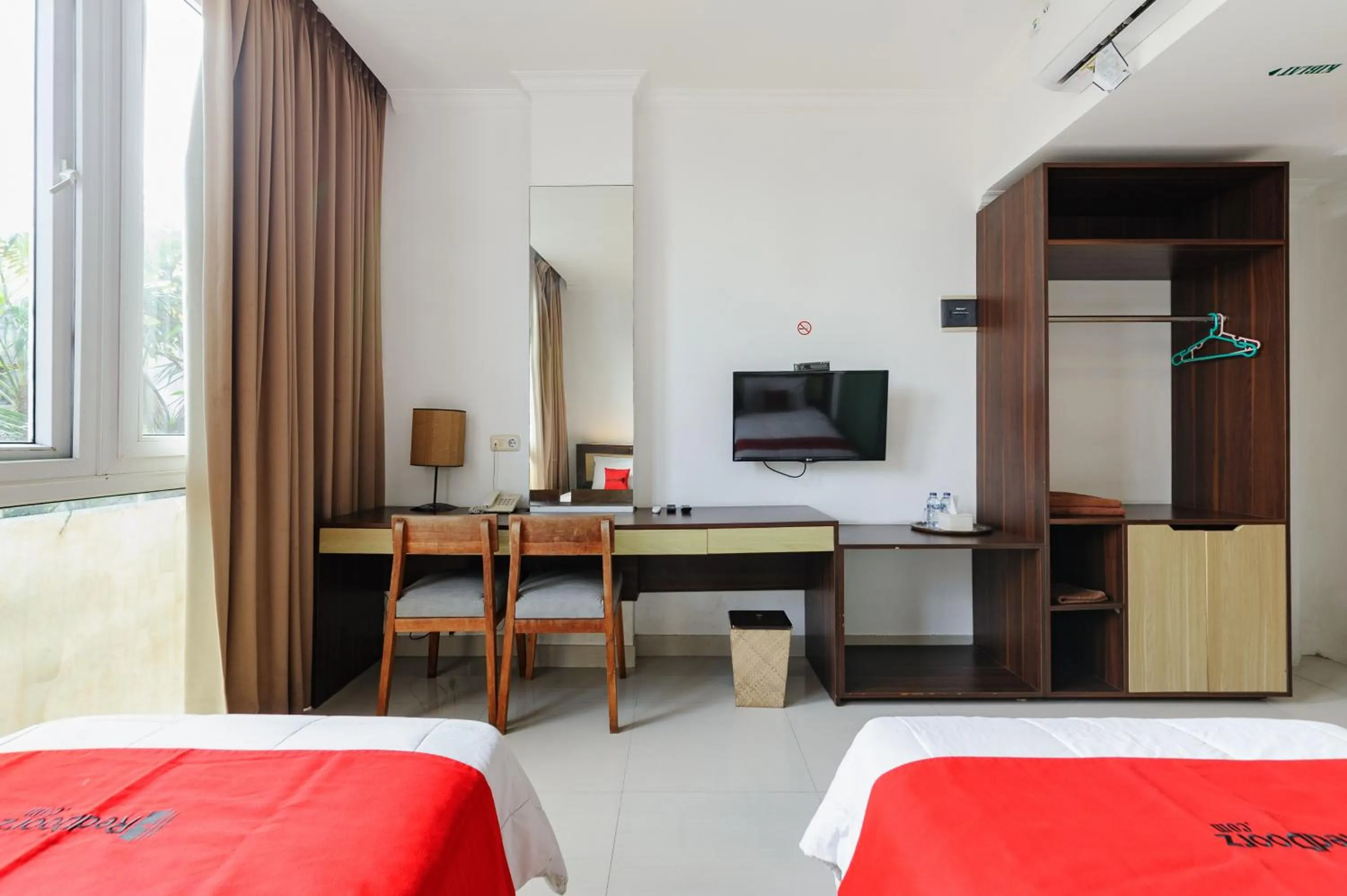 Bedroom, Bed in RedDoorz at Bali Kepundung Denpasar