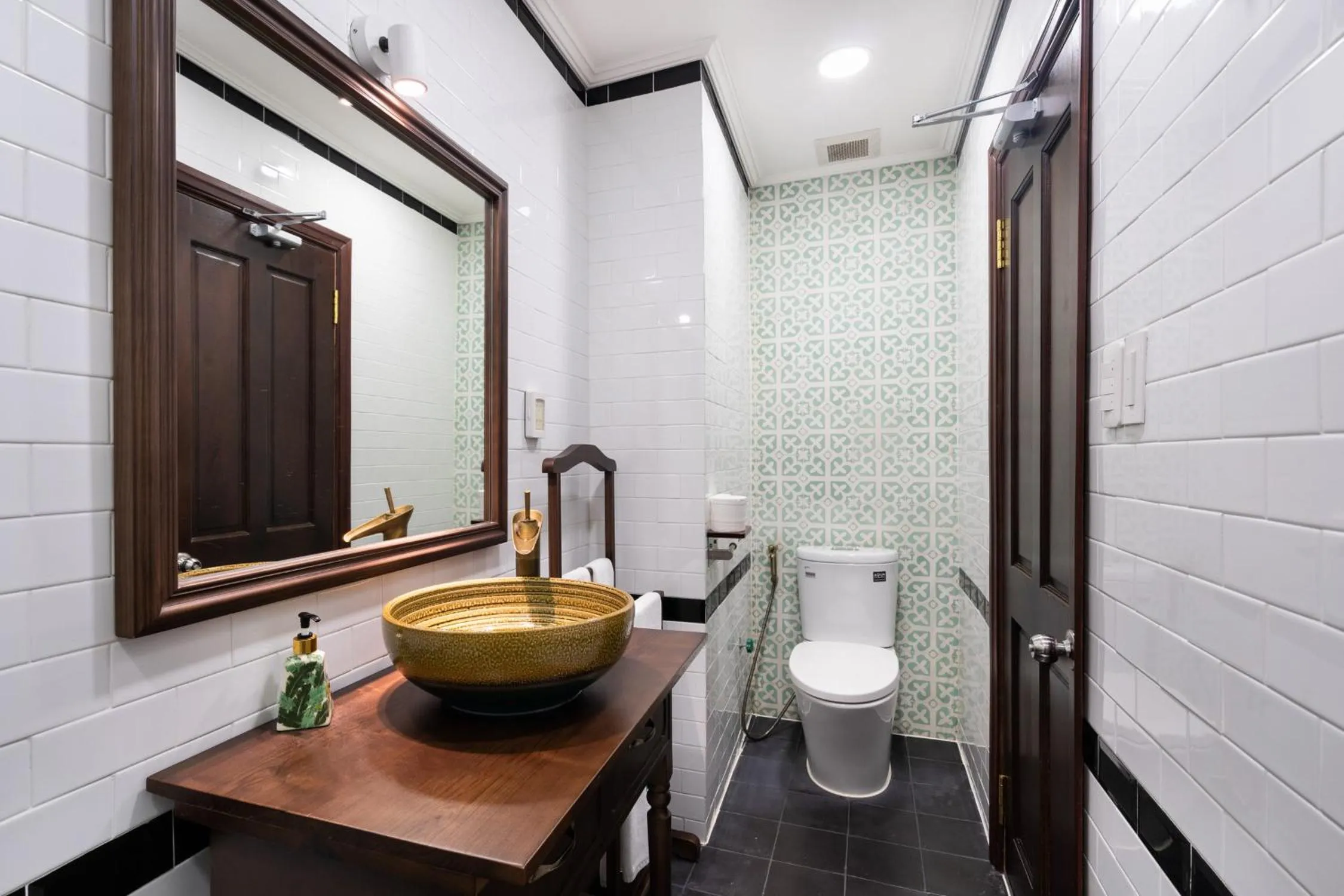 Toilet in Rustique Maison