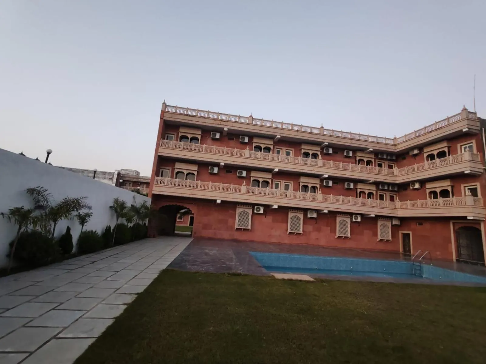 Swimming pool in Hotel Rajwada palace