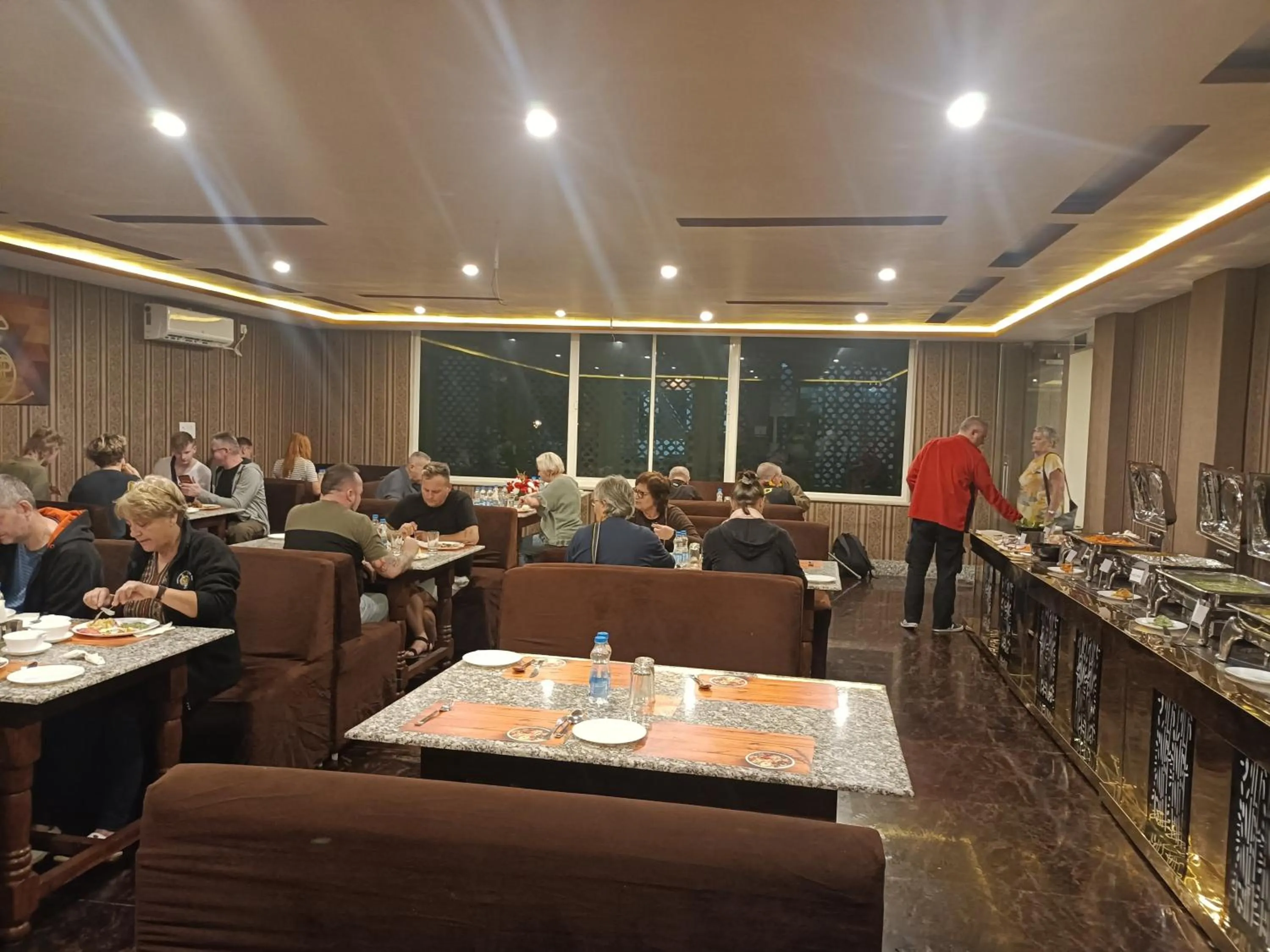 Restaurant/places to eat in Hotel Rajwada palace