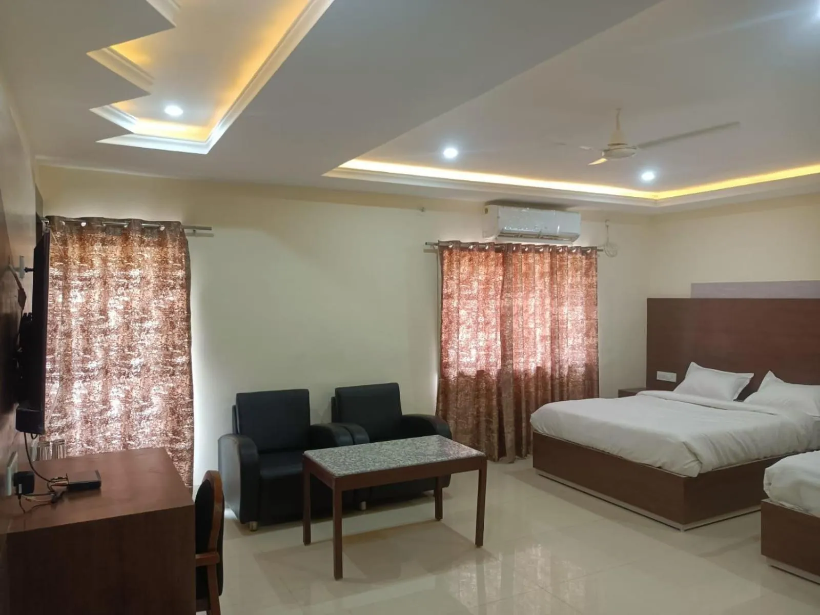 Photo of the whole room, Bed in Hotel Rajwada palace