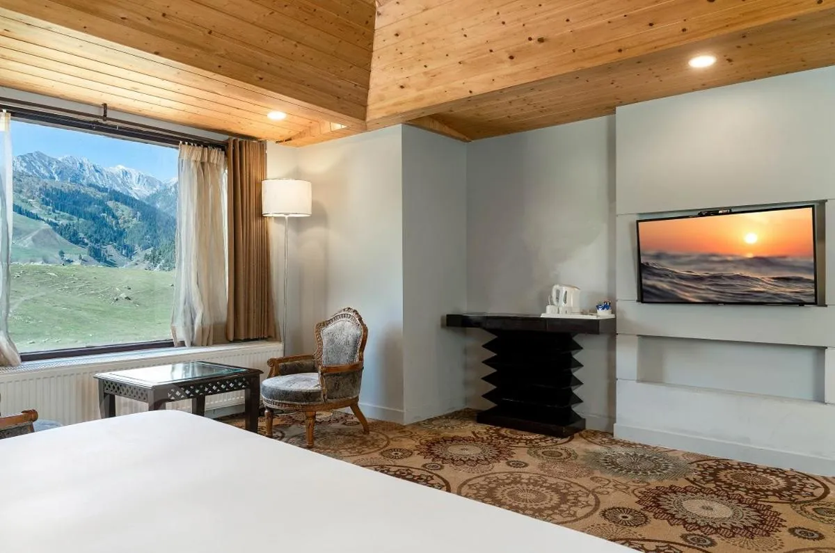 TV and multimedia in Country Inn & Suites By Radisson Sonamarg