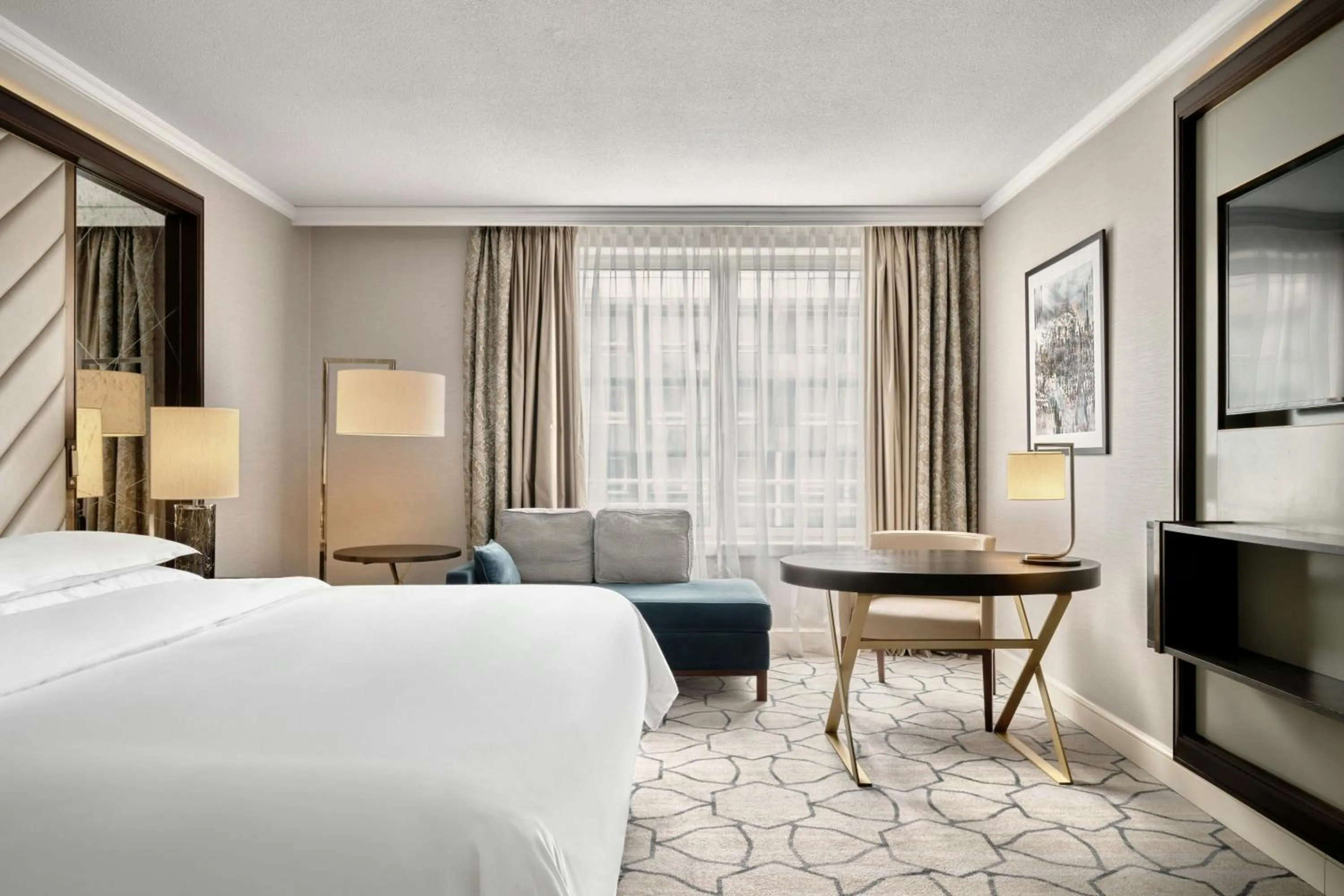 Photo of the whole room, Bed in Sheraton Grand Warsaw