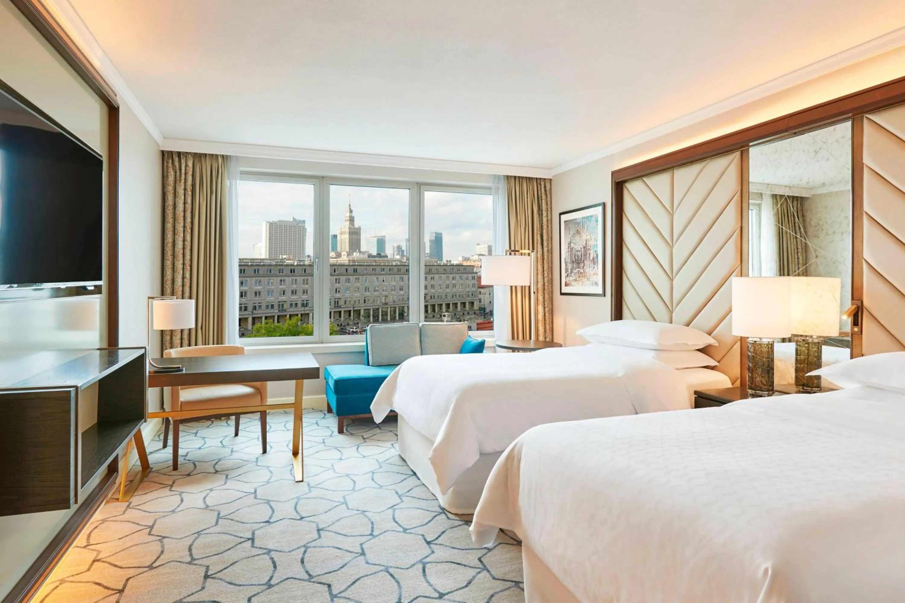 Photo of the whole room, Bed in Sheraton Grand Warsaw