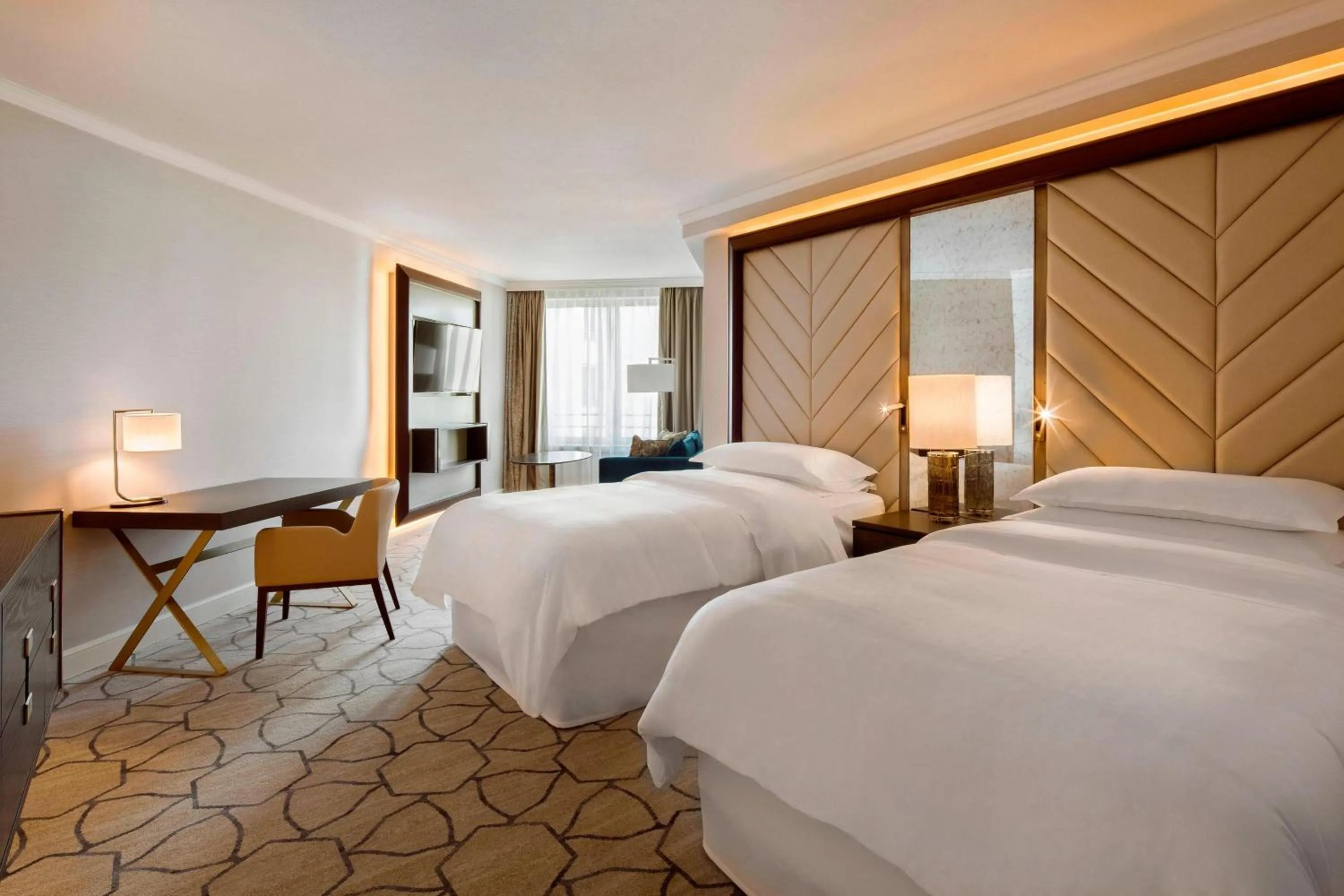 Photo of the whole room, Bed in Sheraton Grand Warsaw