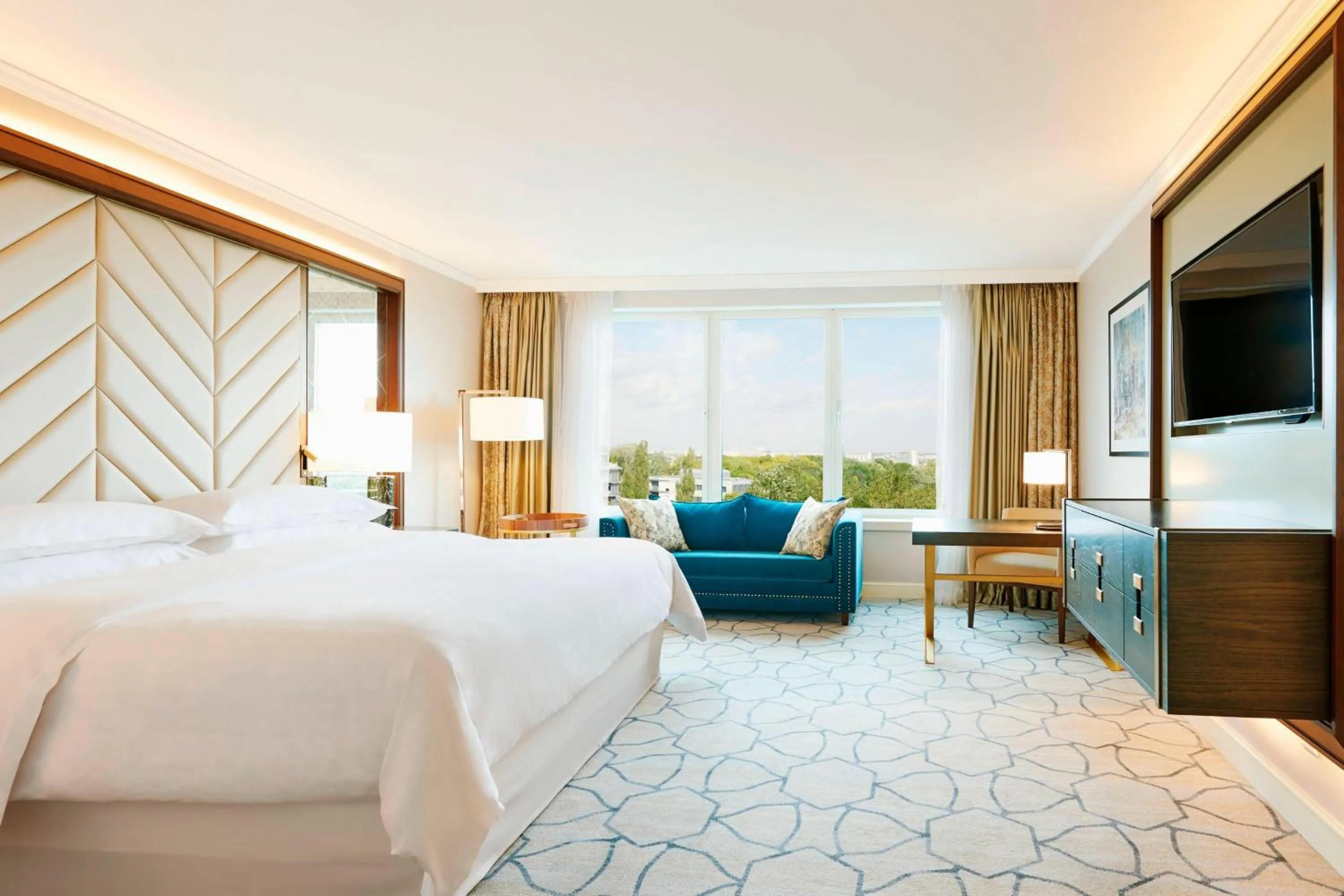 Photo of the whole room, Bed in Sheraton Grand Warsaw