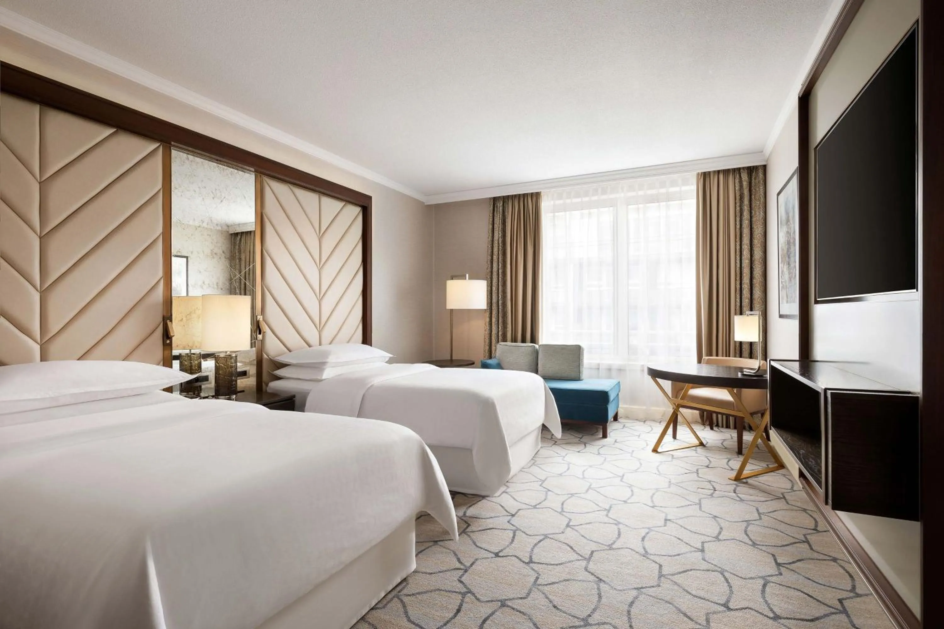 Photo of the whole room, Bed in Sheraton Grand Warsaw