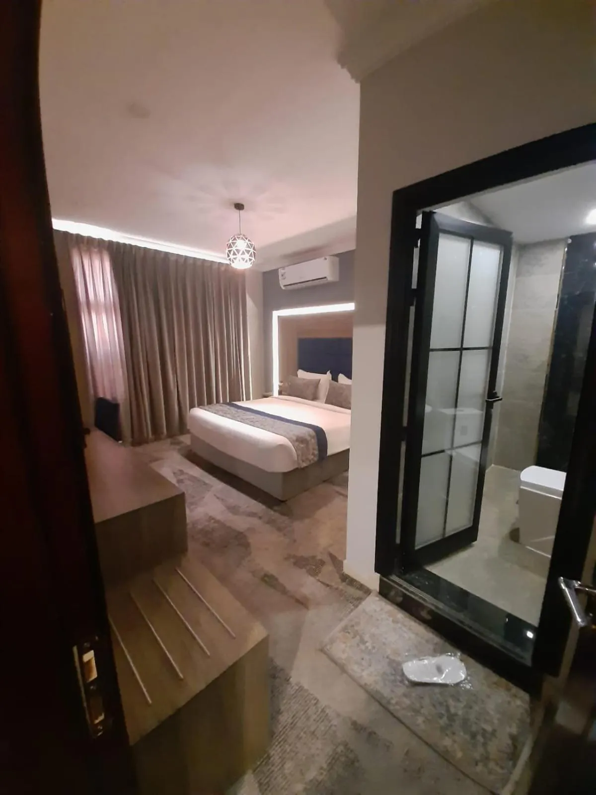 Shower, Bed in شقق منازل سوات للشقق المخدومة