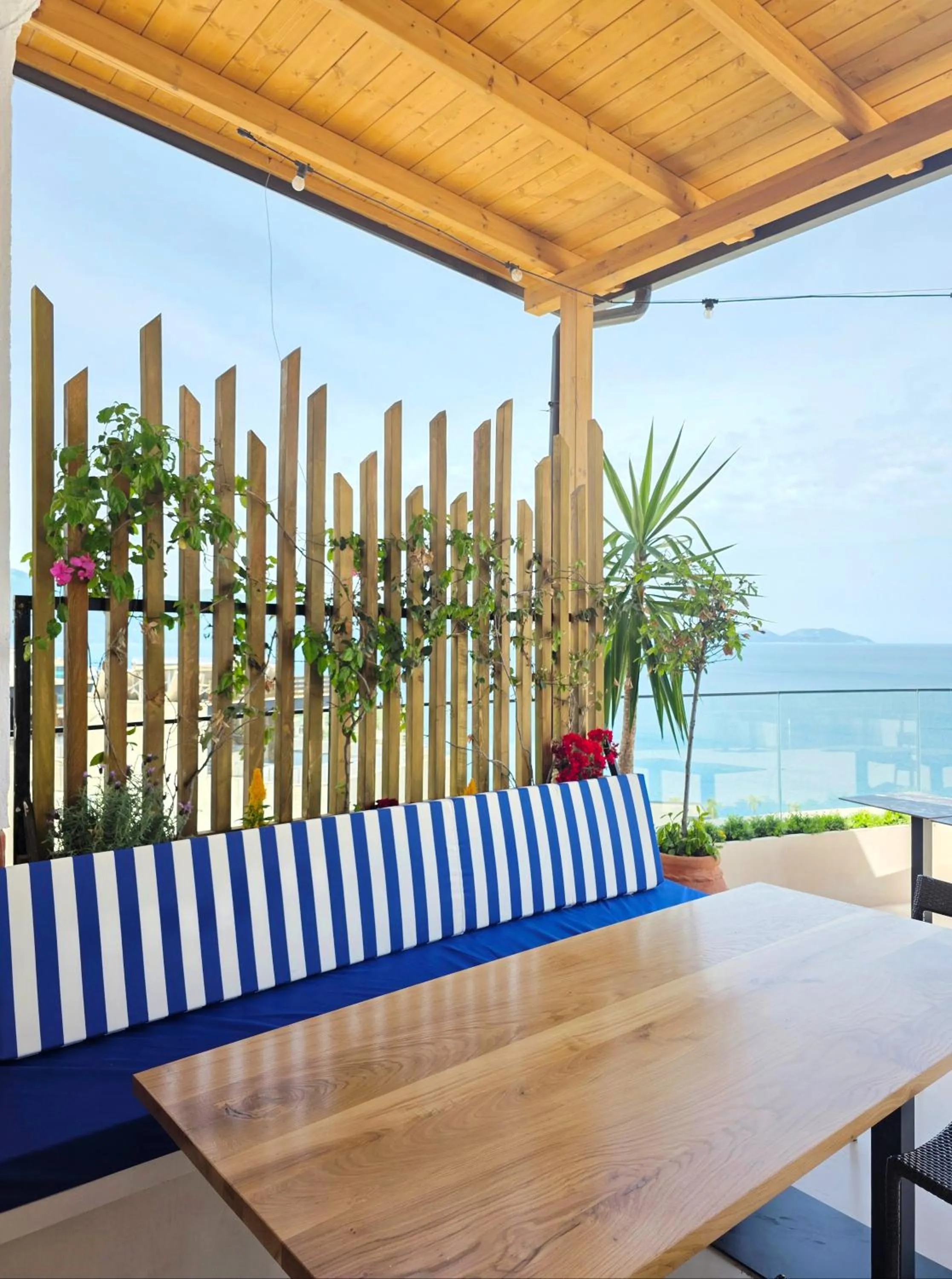 Restaurant/places to eat in Valza Boutique Hotel