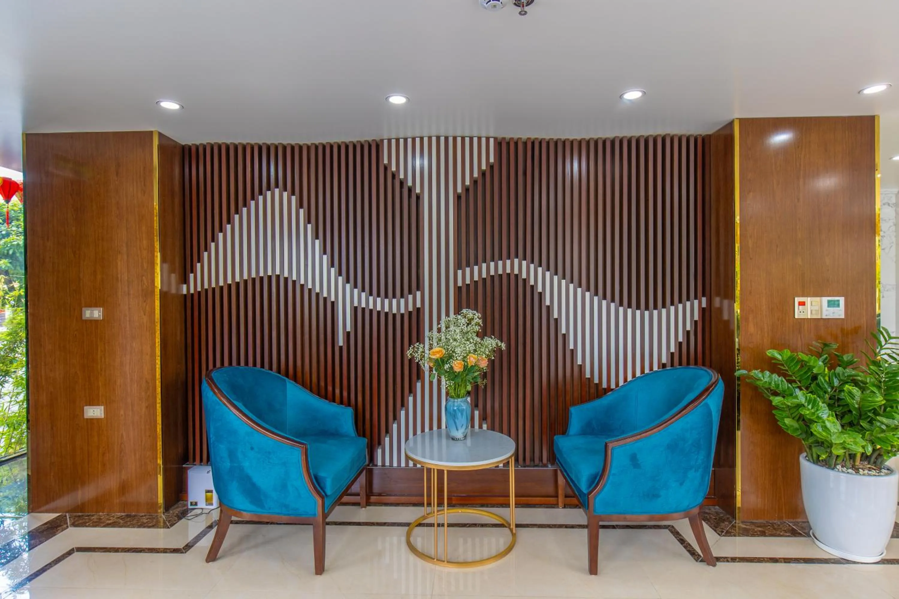 group of guests in SALA HOTEL MÓNG CÁI