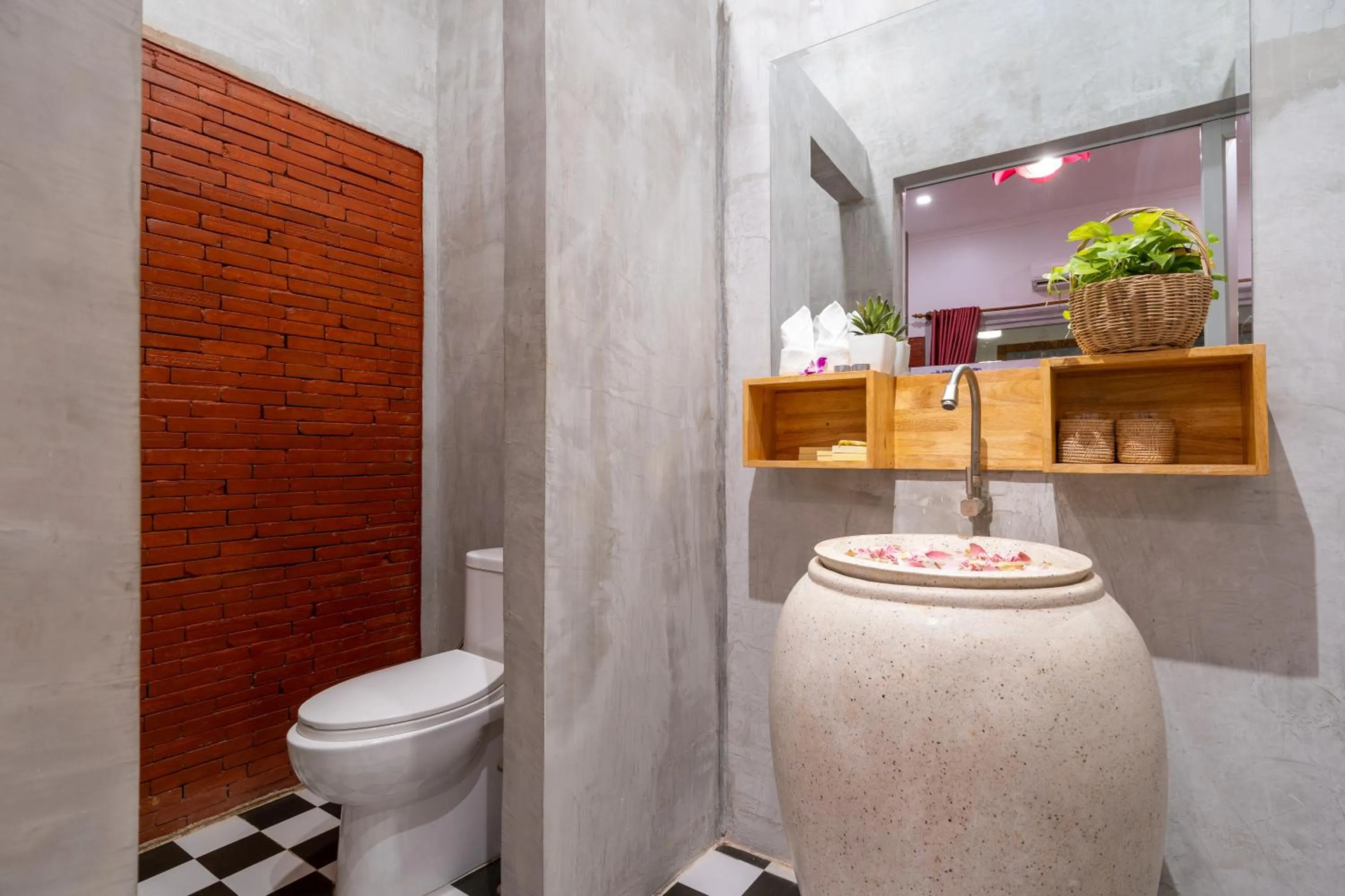 Toilet in Angkor Rithy Boutiquese