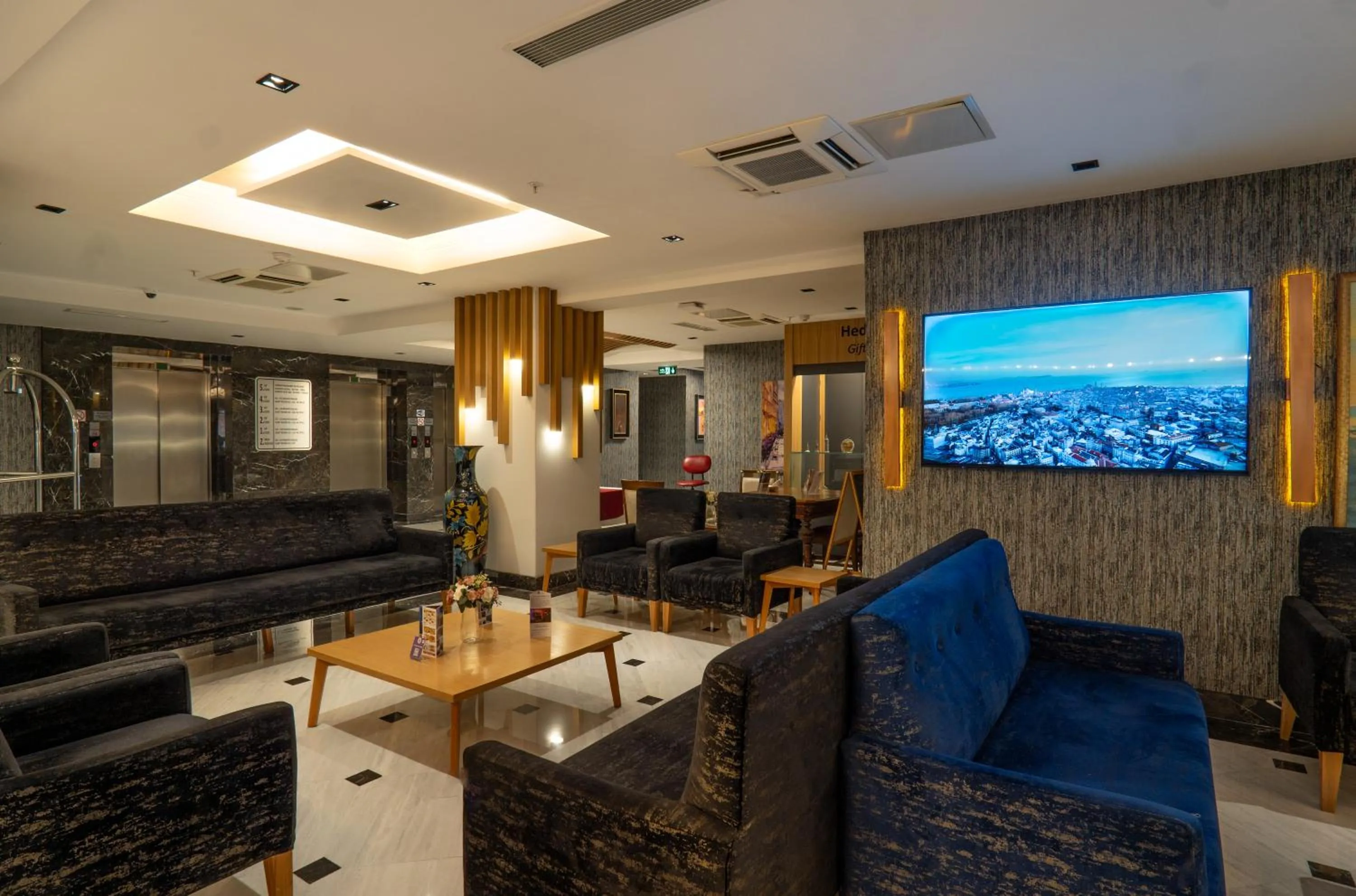 Lobby or reception in Demiray Hotel Old City