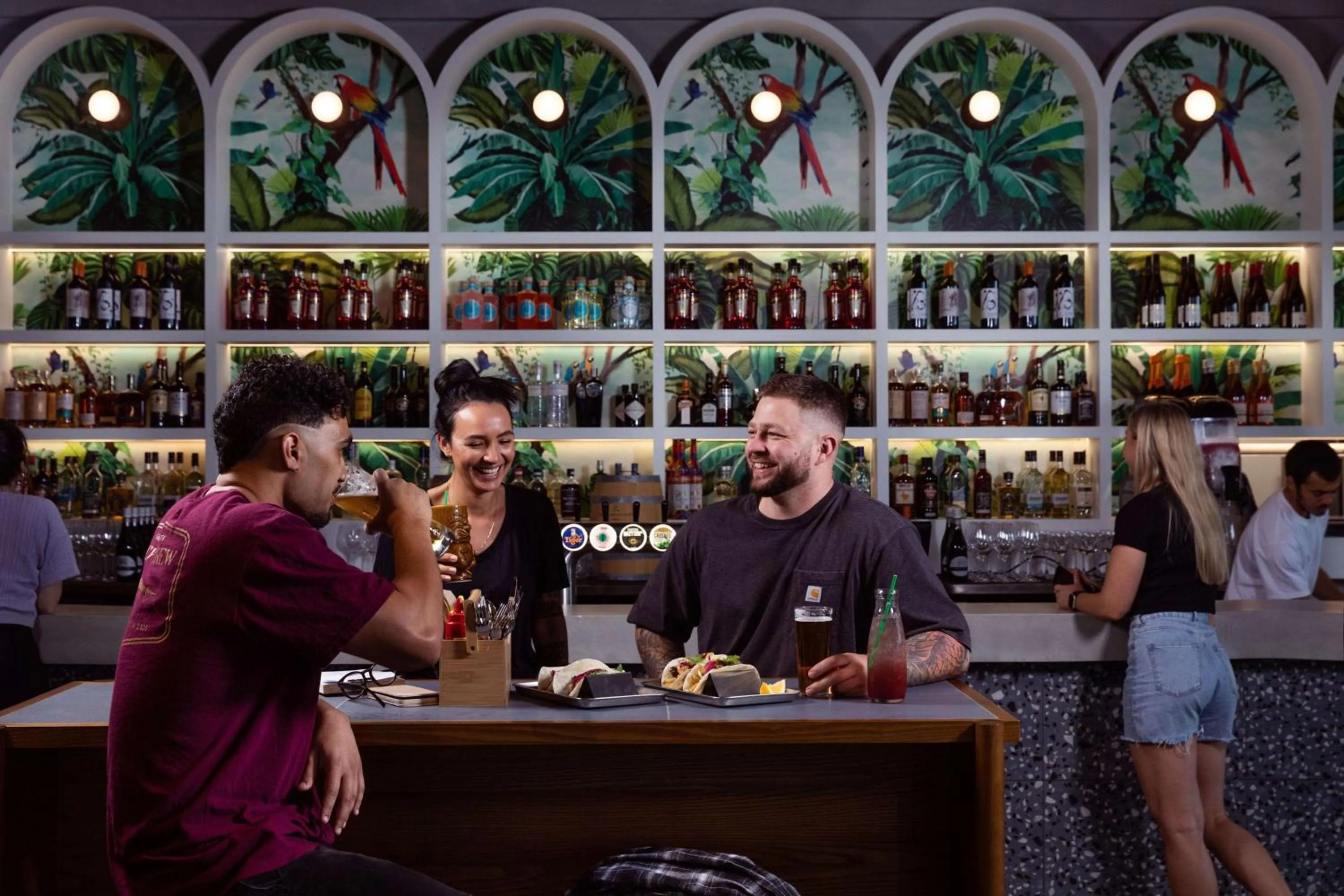 Restaurant/places to eat in LyLo Auckland Hotel