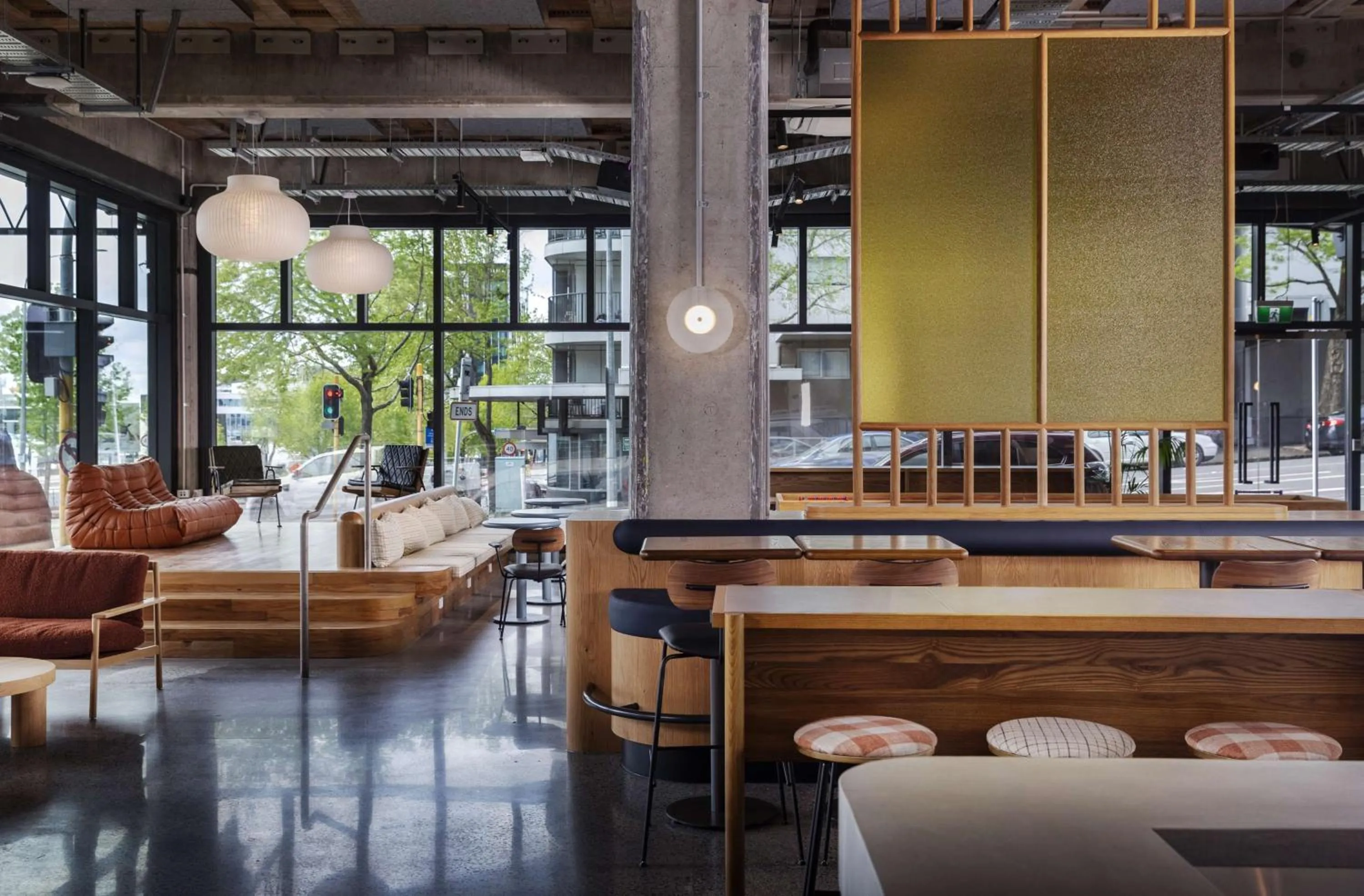 Restaurant/places to eat in LyLo Auckland Hotel