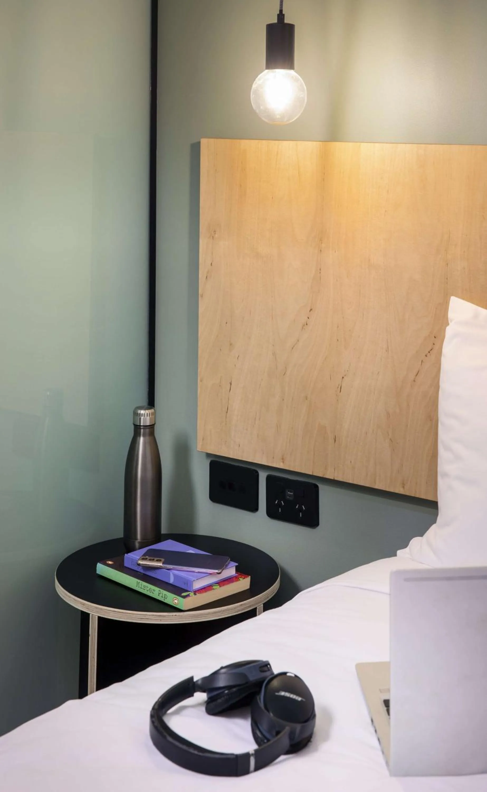 Bedroom, Bed in LyLo Auckland Hotel