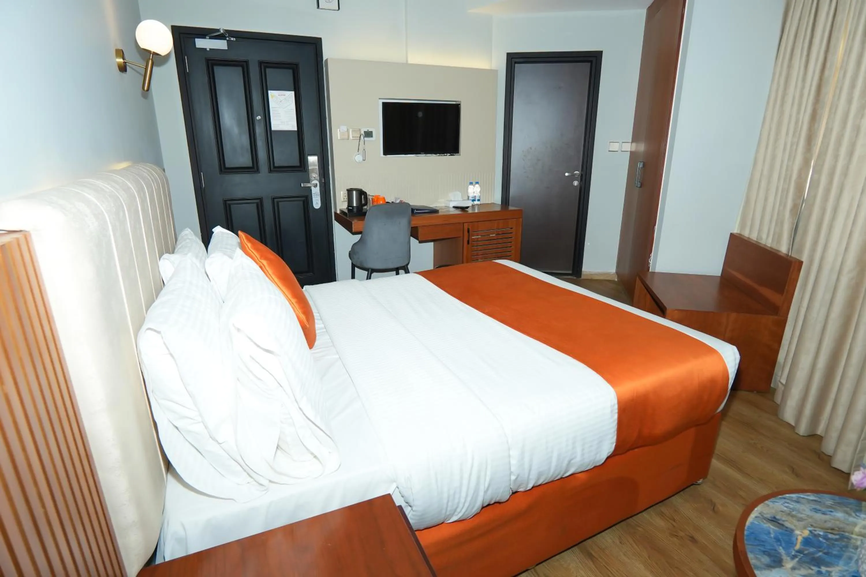 Bedroom, Bed in Concorde Palace Hotel