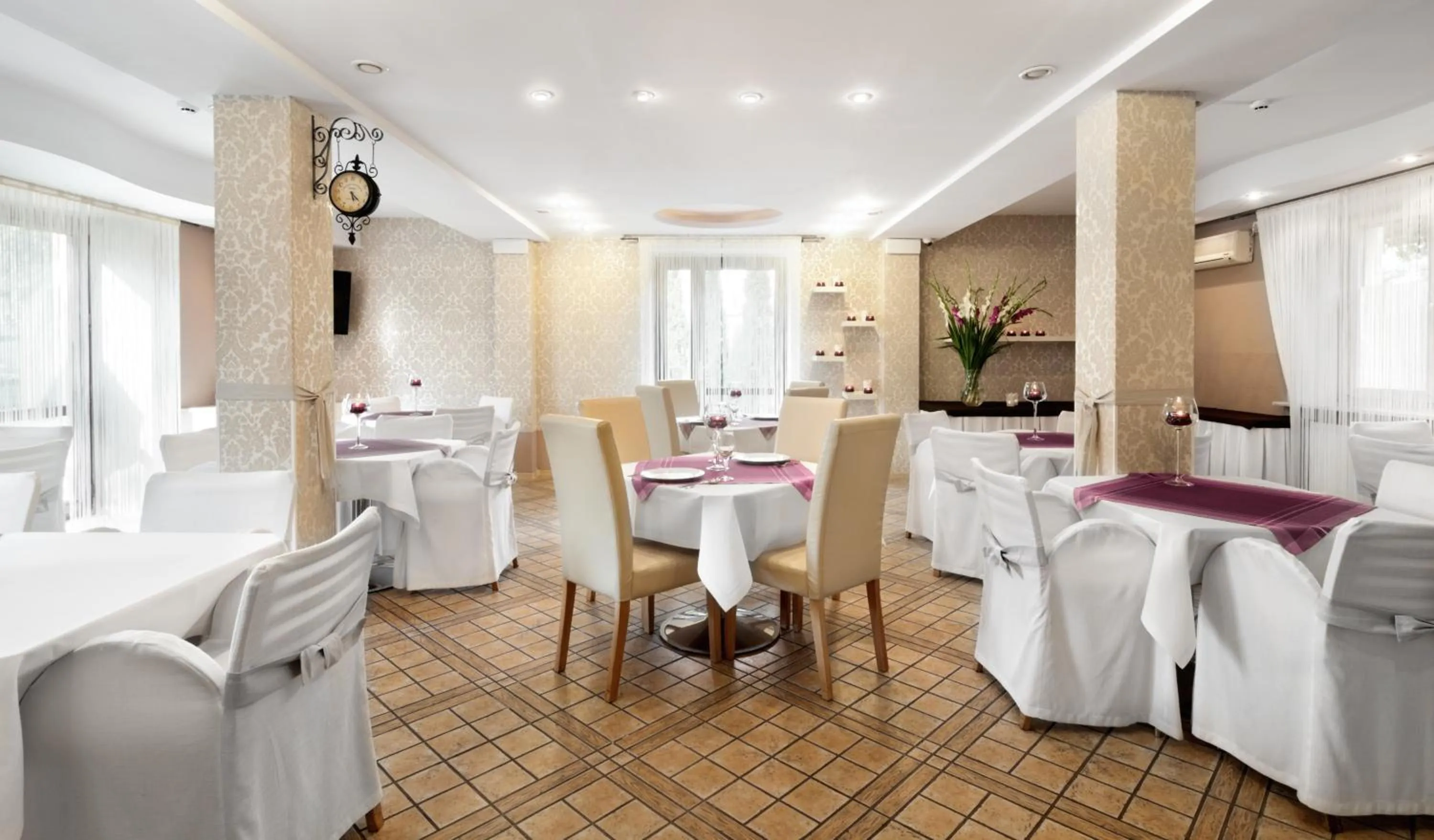 Restaurant/places to eat in Hotel Petrus