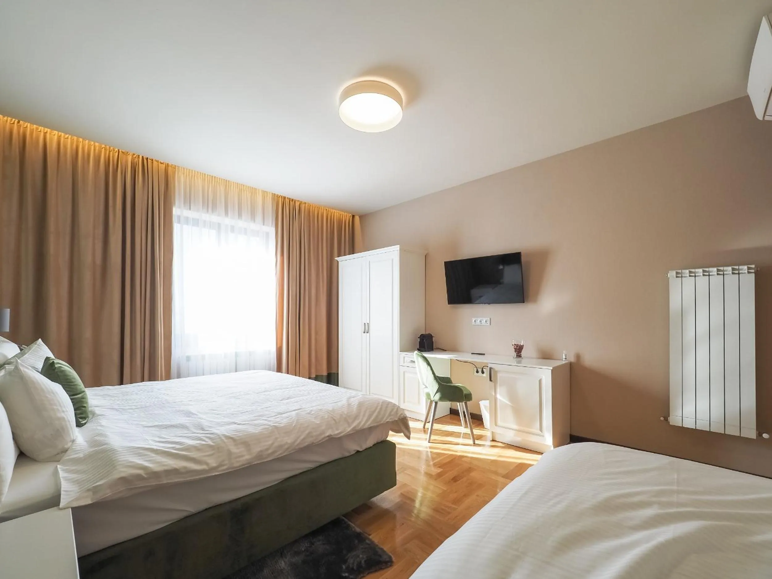 Photo of the whole room, Bed in Boutique Central