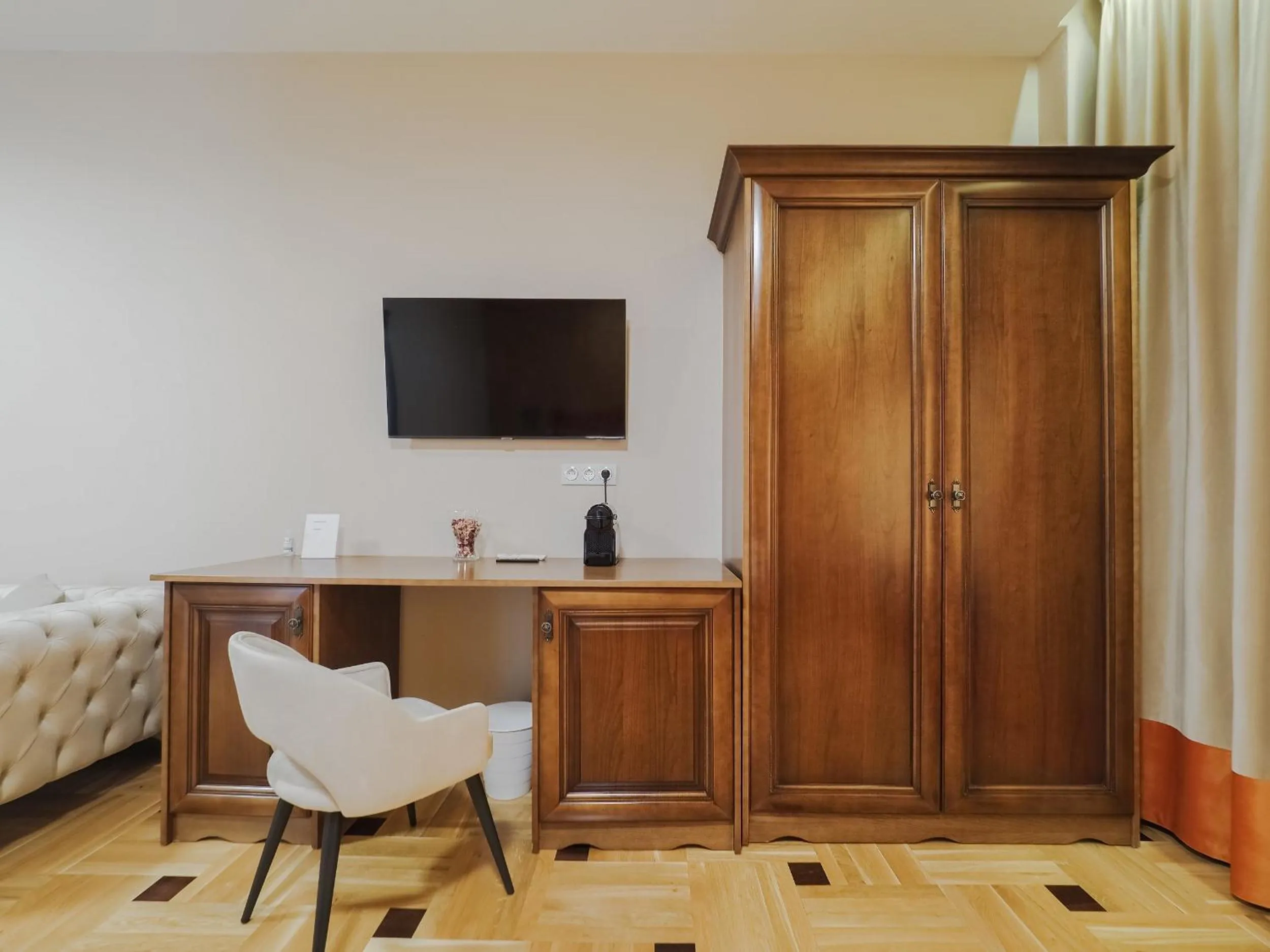 TV and multimedia in Boutique Central