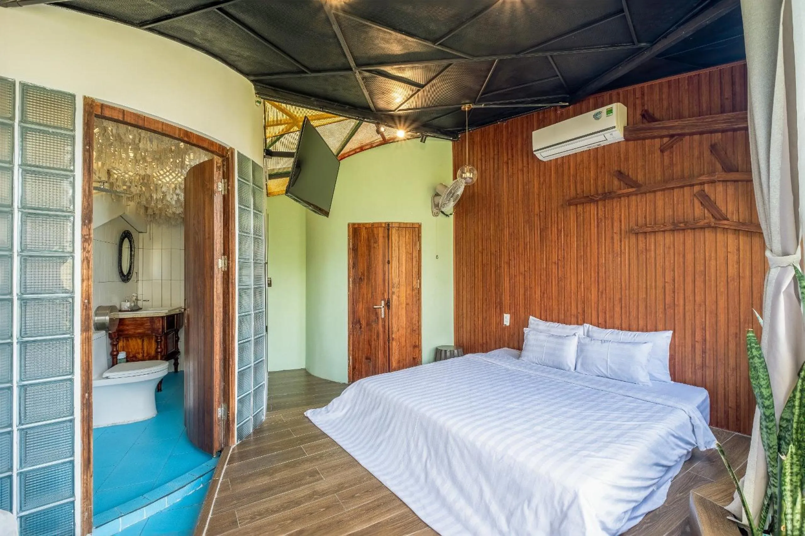 Bedroom, Bed in Orimi Cafe & Homies Dalat