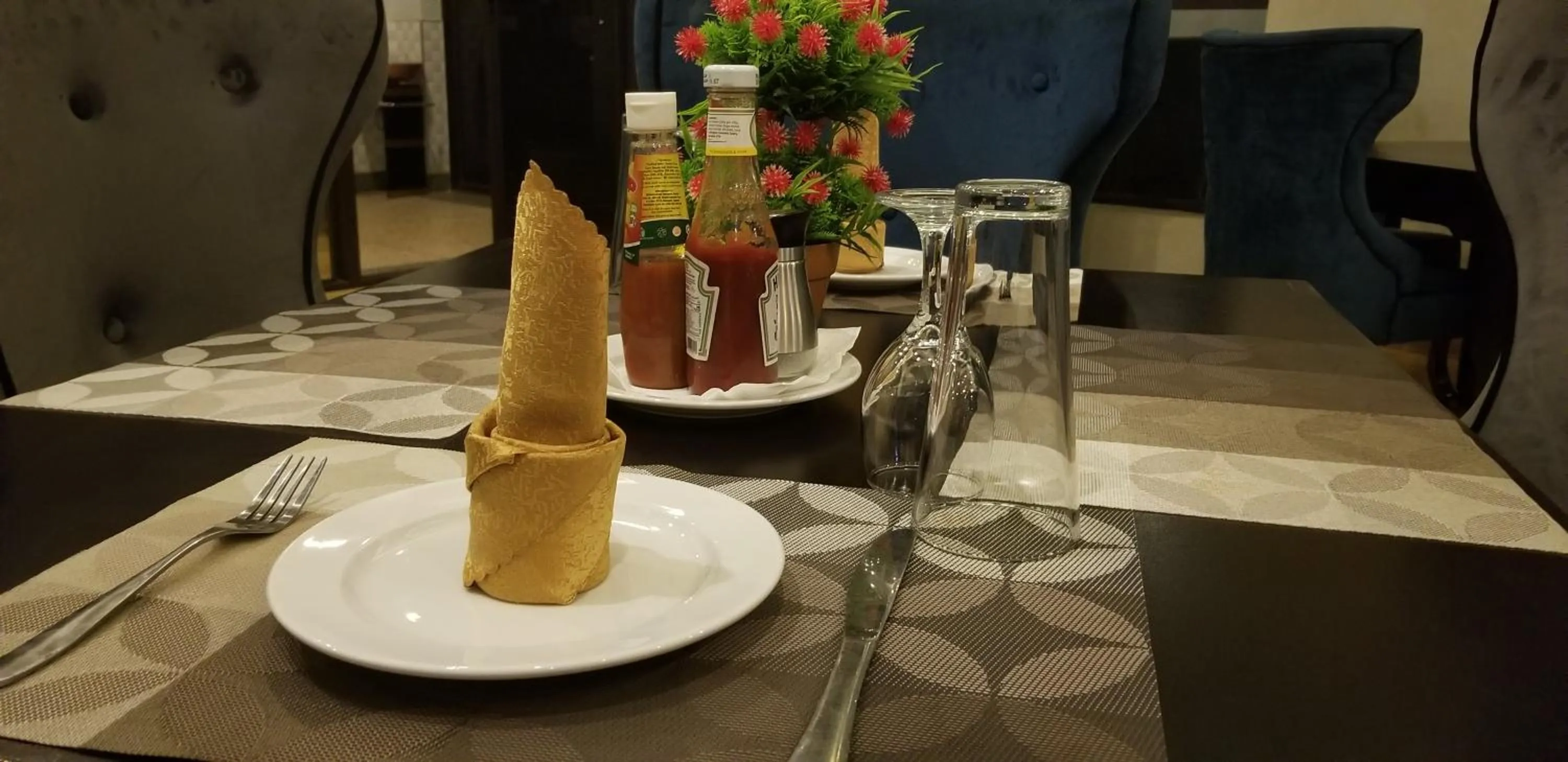 Restaurant/places to eat in Golden Castle Hotel Hoima