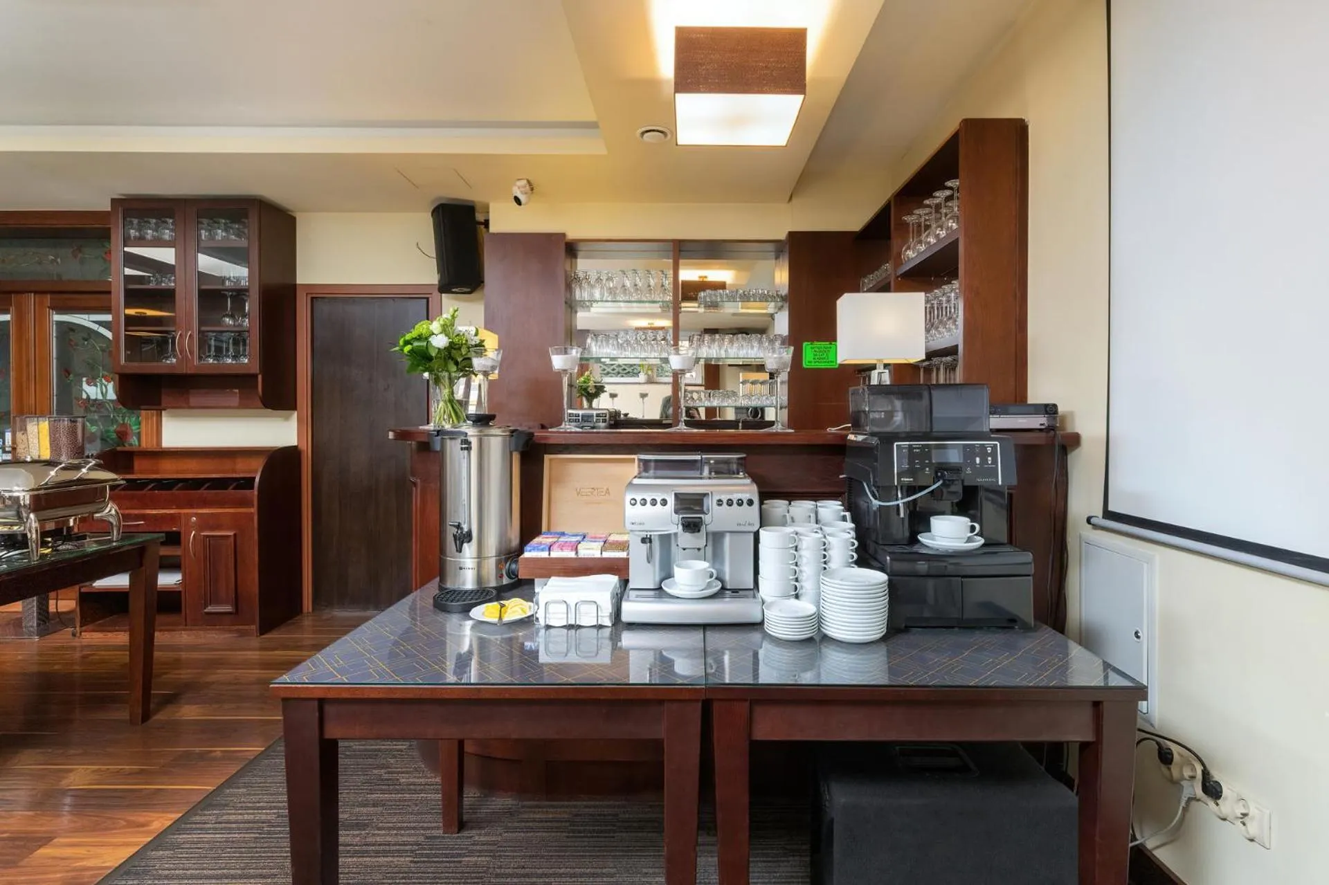 Restaurant/places to eat in Villa Angela