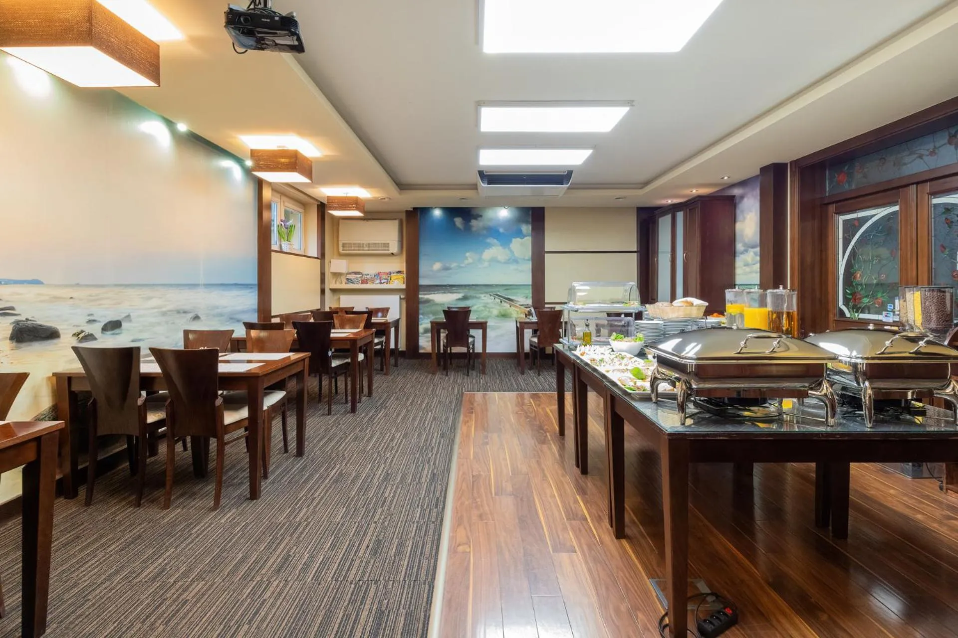 Restaurant/places to eat in Villa Angela