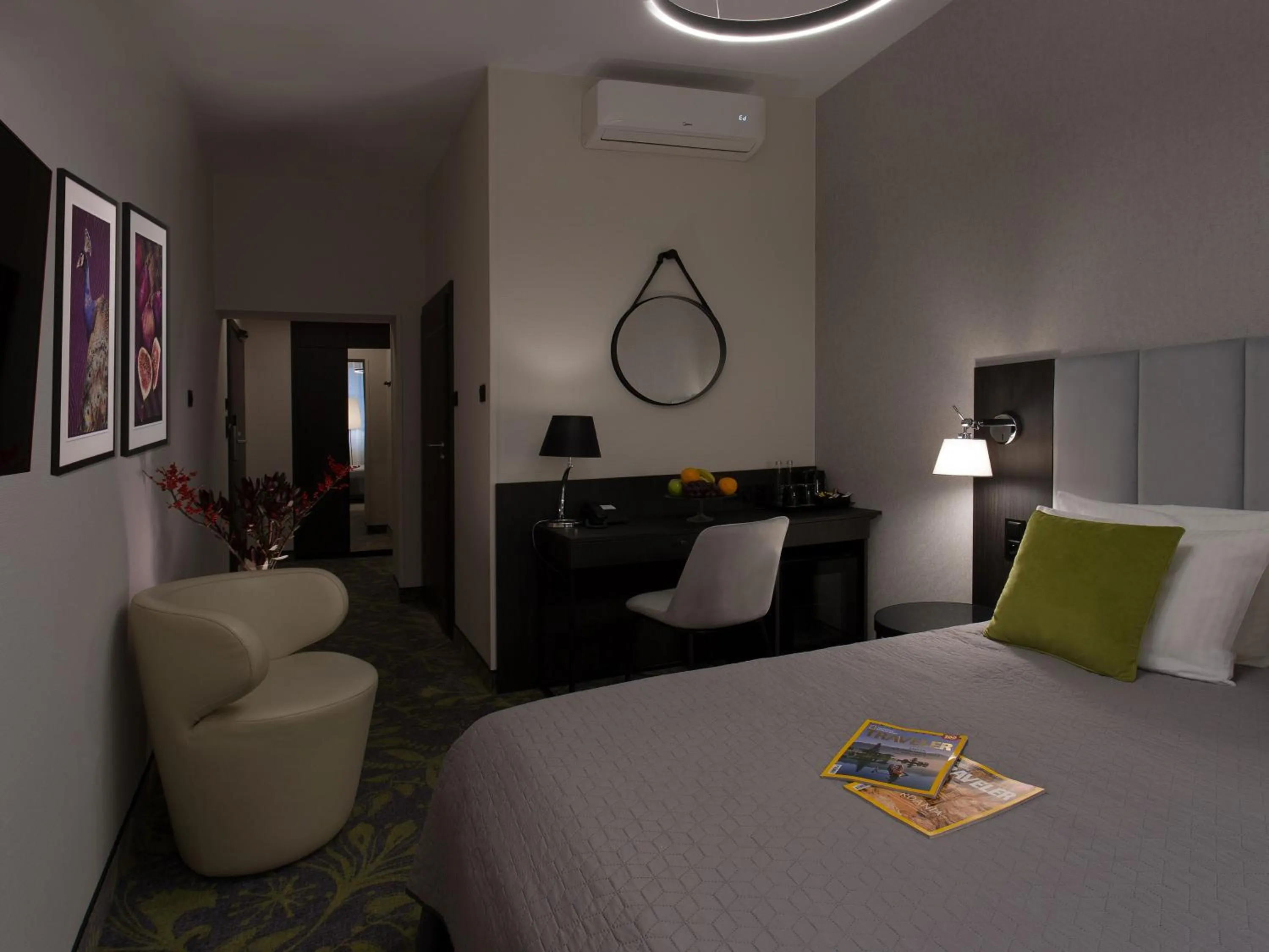 Bedroom, Bed in Hotel Atrium