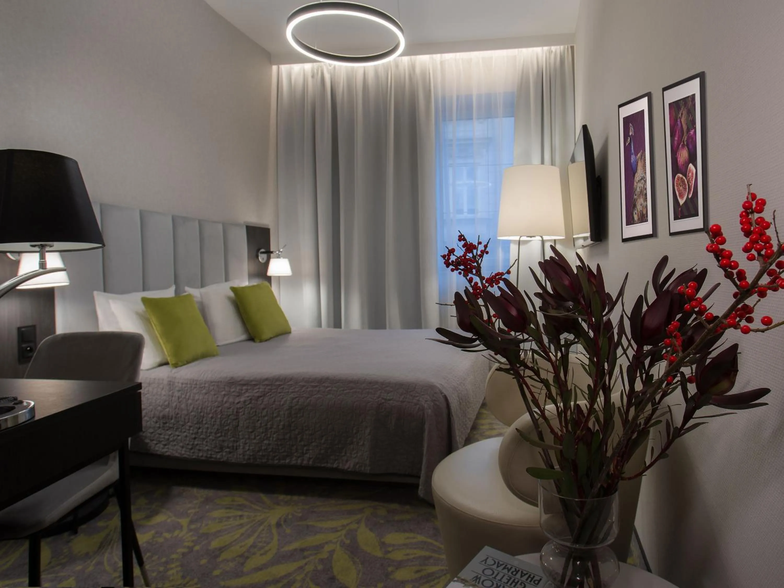 Bedroom, Bed in Hotel Atrium