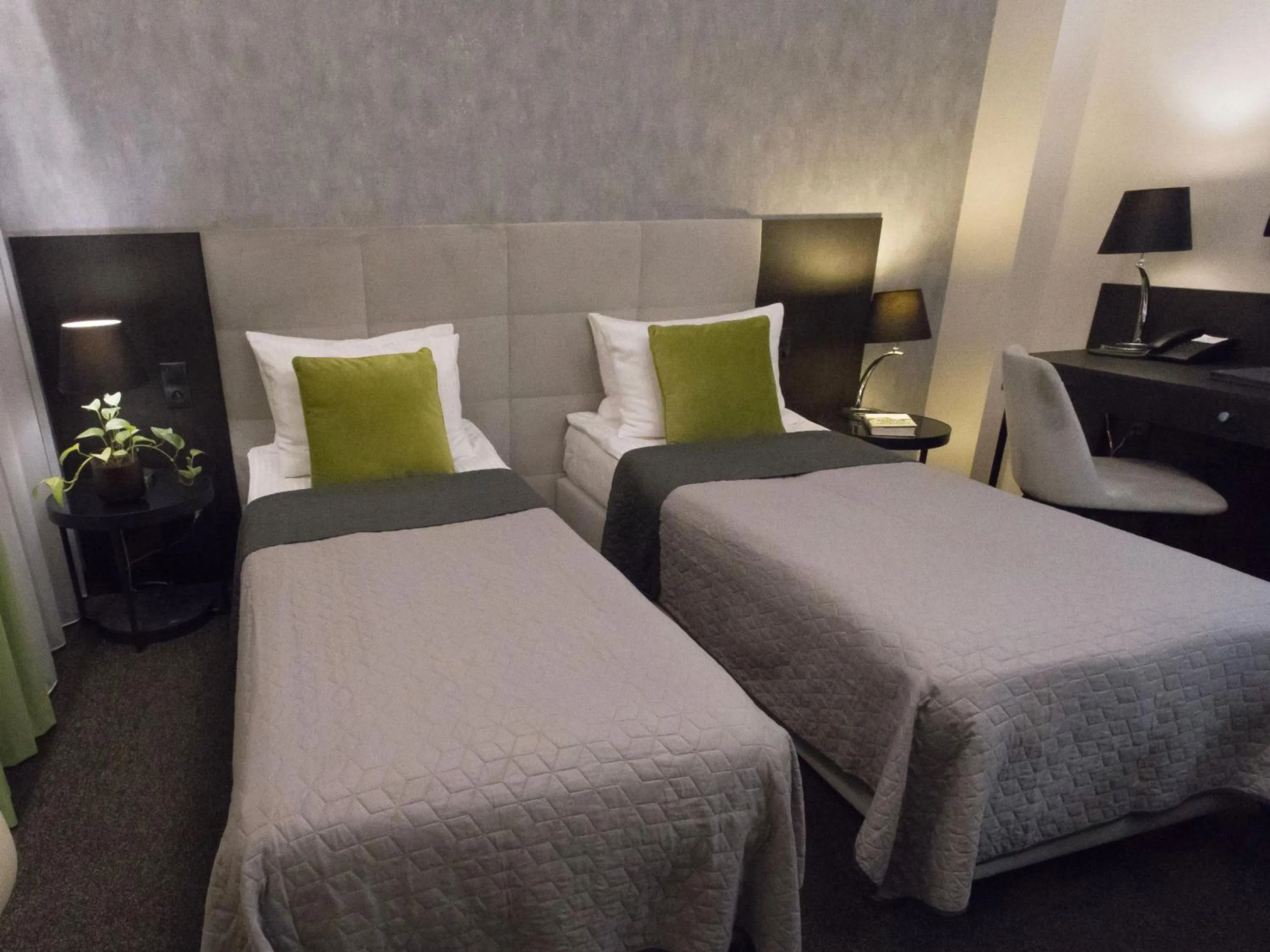 Bedroom, Bed in Hotel Atrium