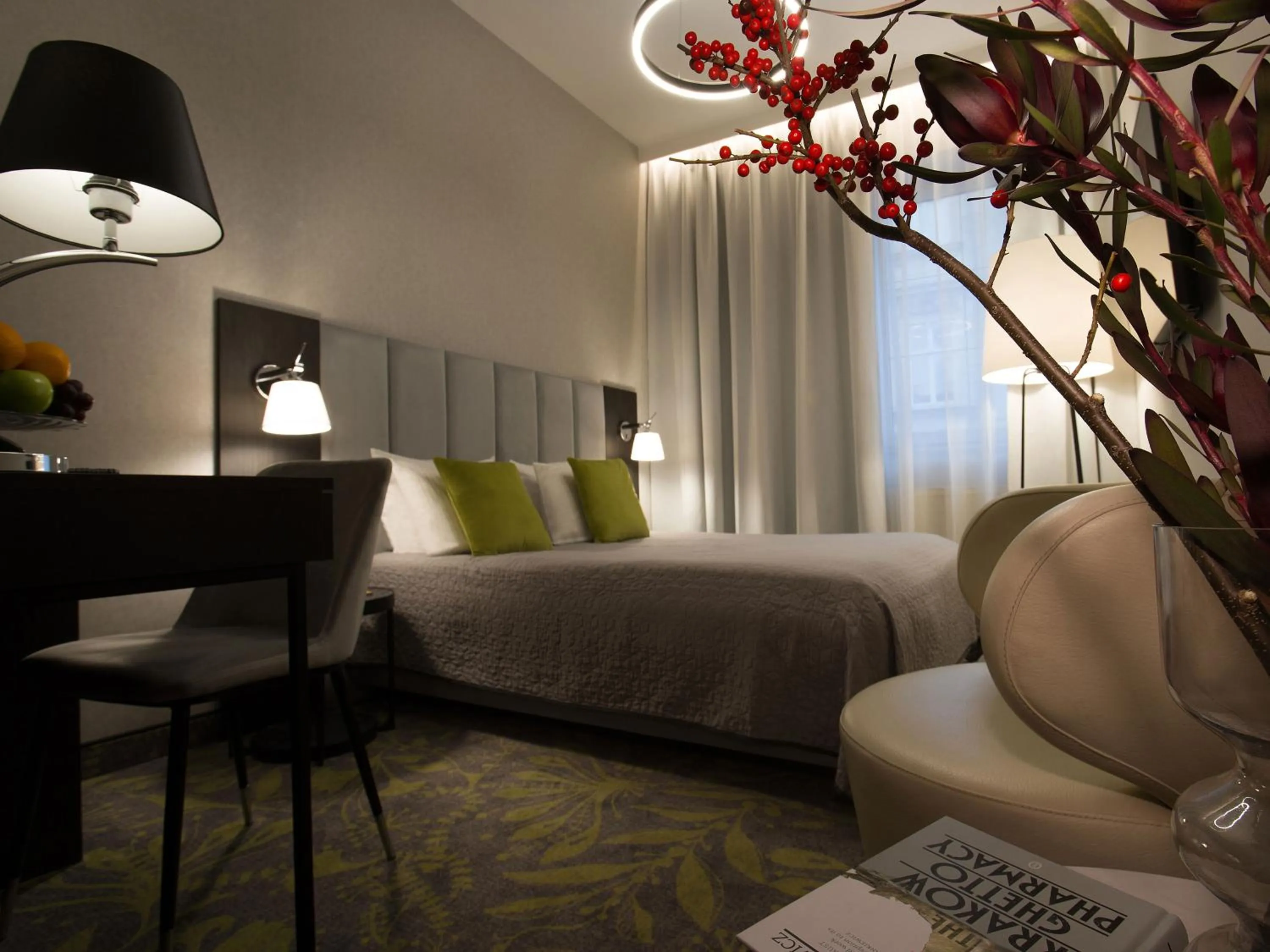 Bedroom, Bed in Hotel Atrium