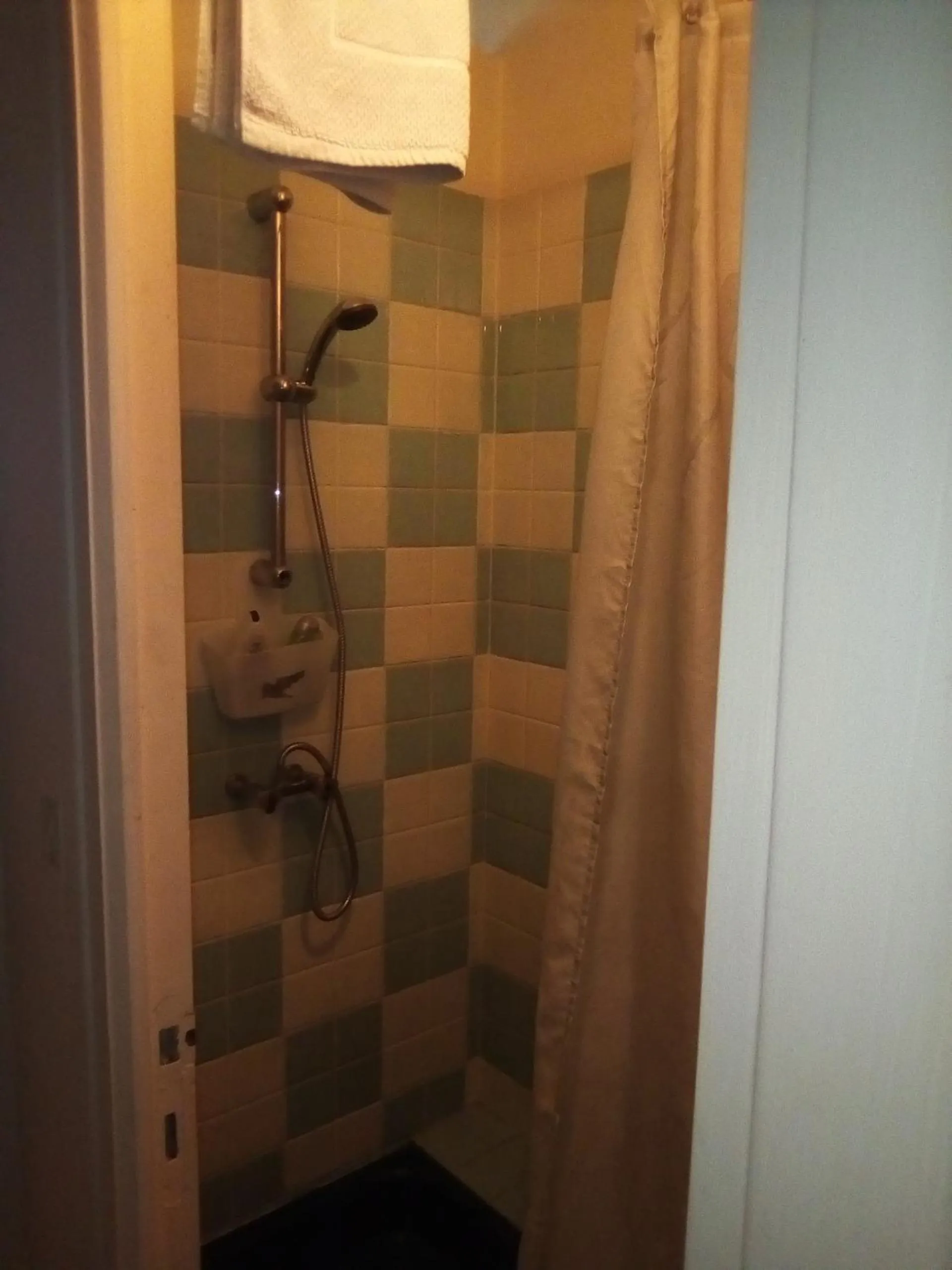Shower in Lenard Charles Bed & Breakfast
