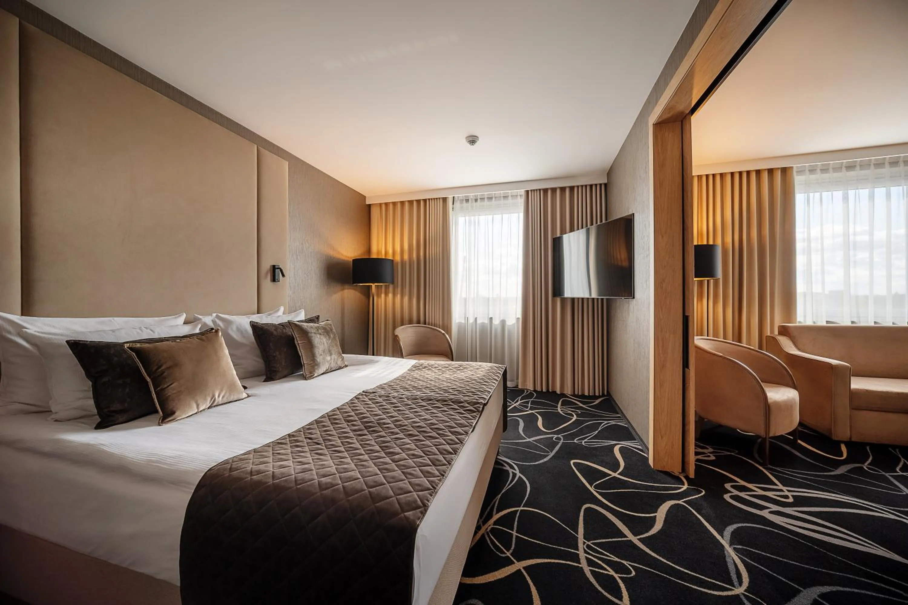 Shower, Bed in Airport Hotel Okęcie