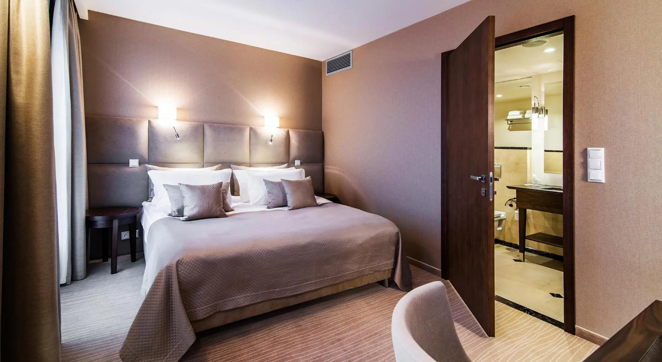 Shower, Bed in Airport Hotel Okęcie