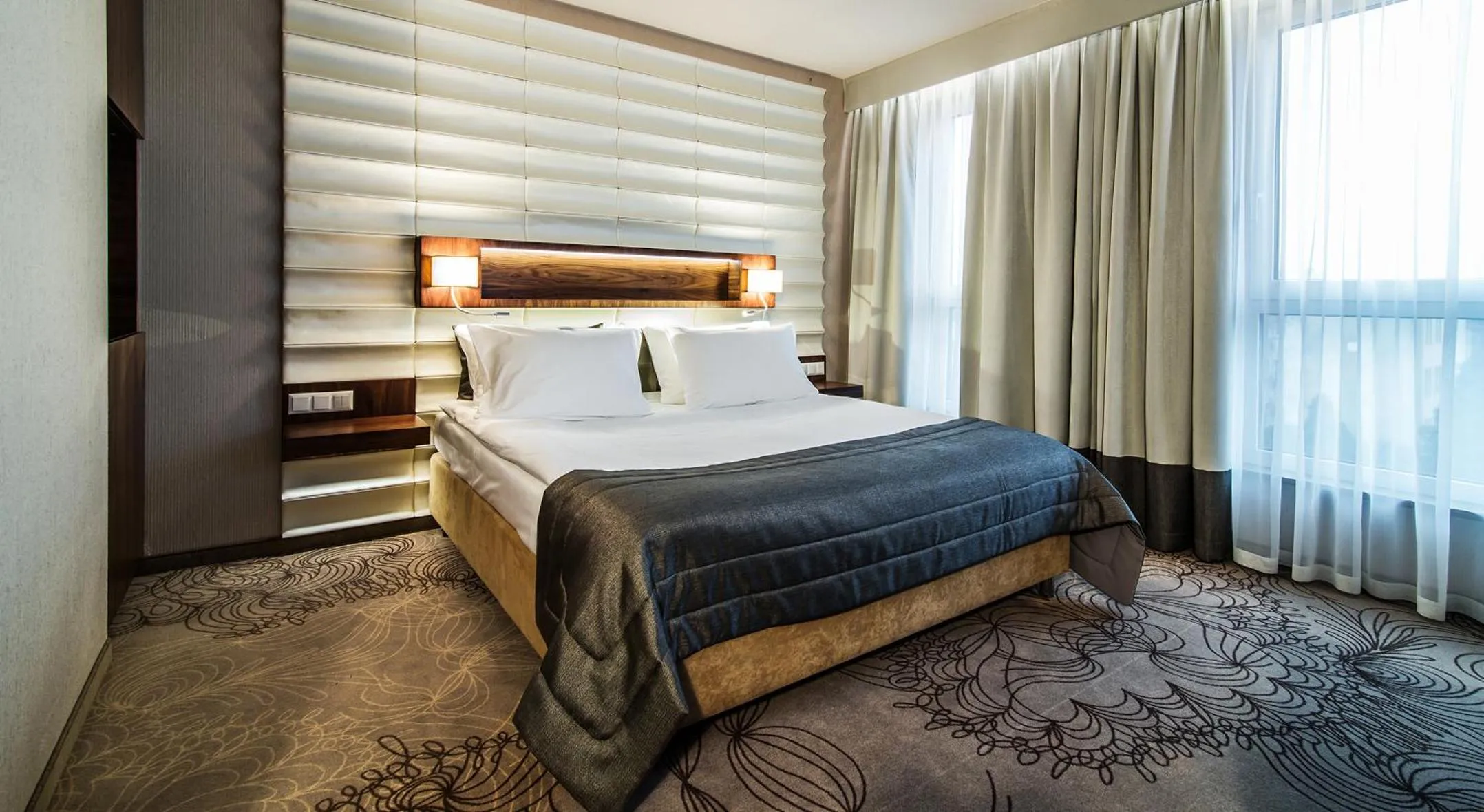 Shower, Bed in Airport Hotel Okęcie