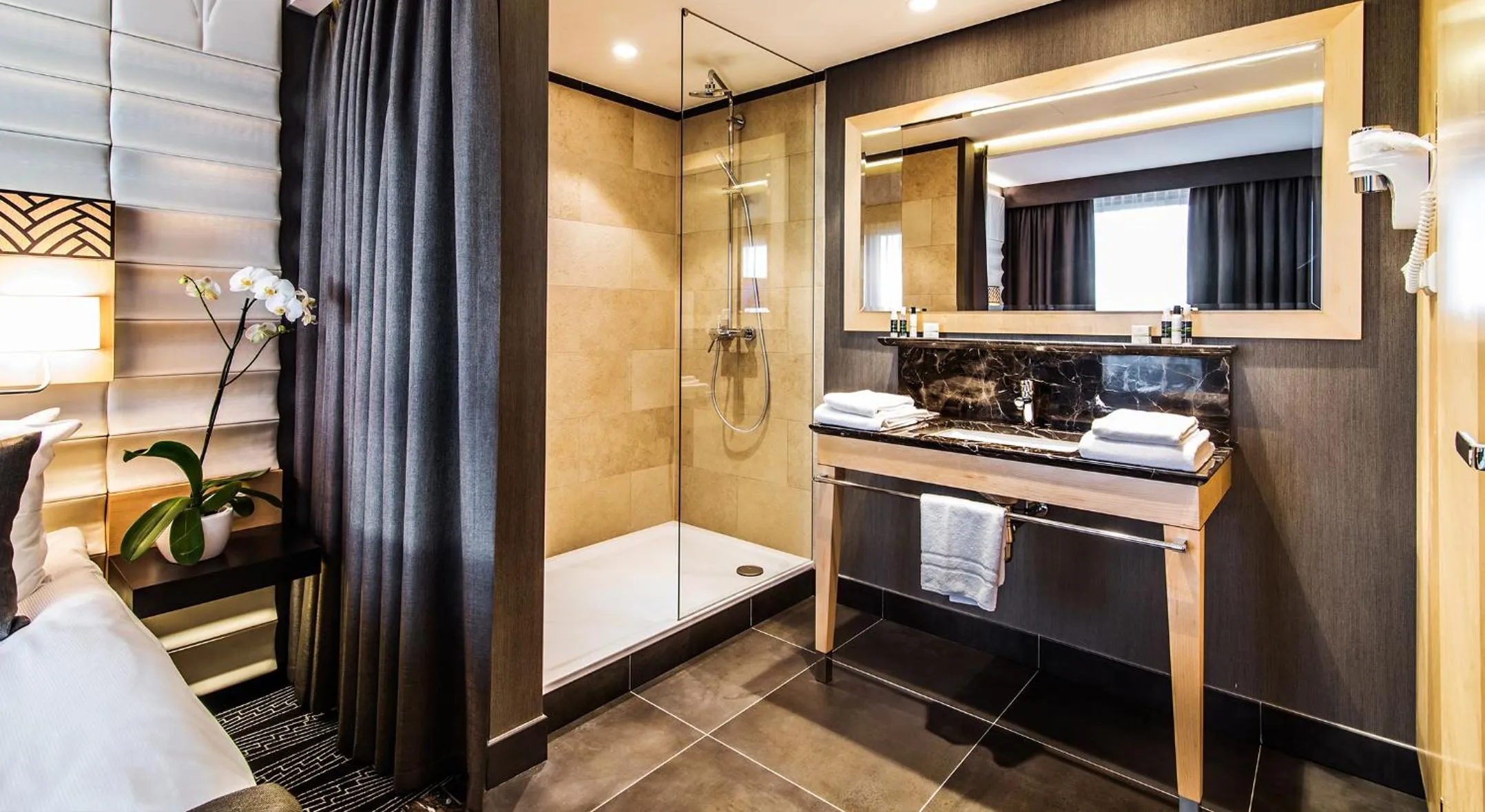 Shower, Bed in Airport Hotel Okęcie