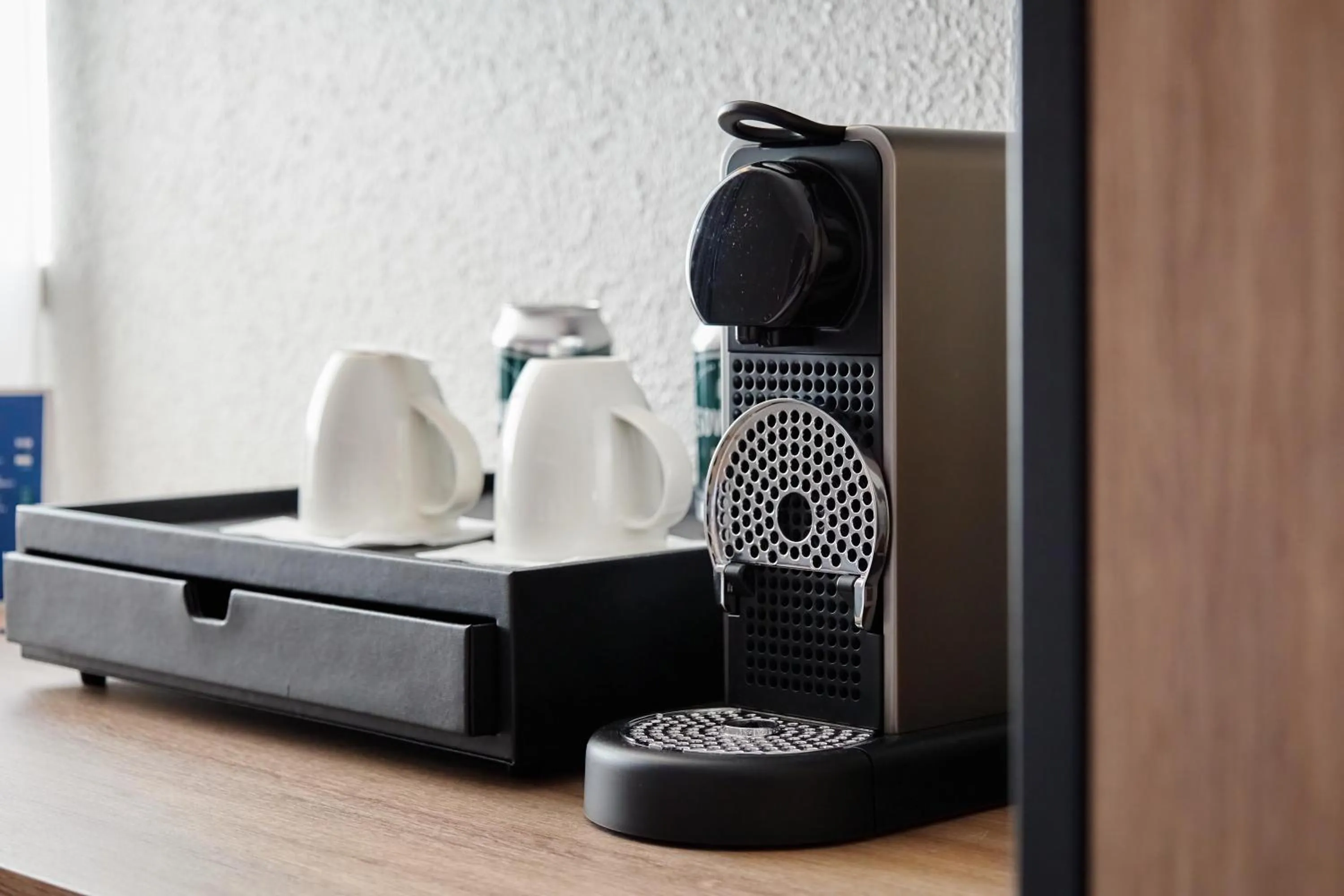 Coffee/tea facilities in Campanile Poznan